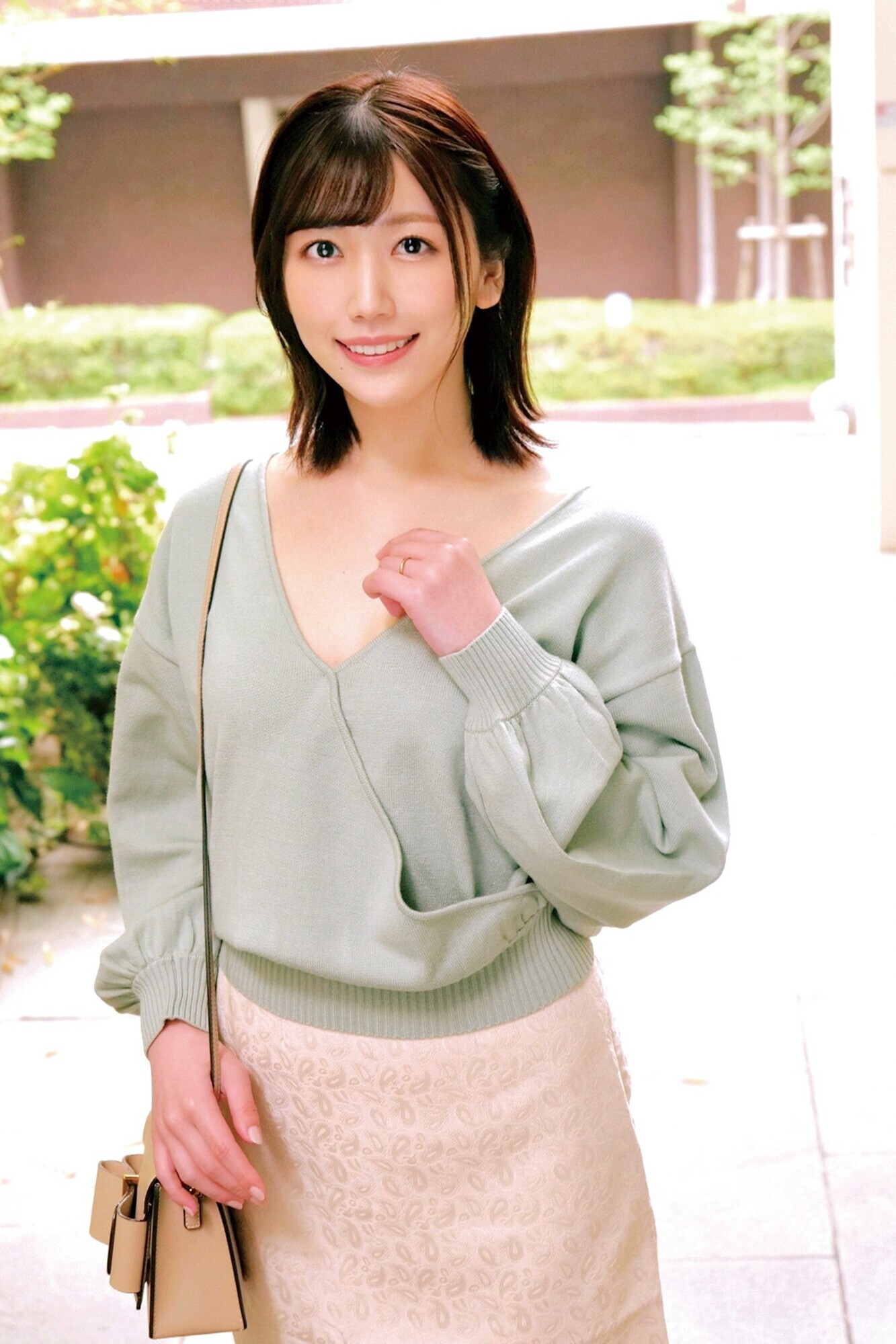 「本当に初めてが私で良いんですか?」母性溢れる美人な人妻限定!童貞君を優しくエッチに筆下ろし!たっぷり10名5時間大放出メモリアルベスト! 画像10