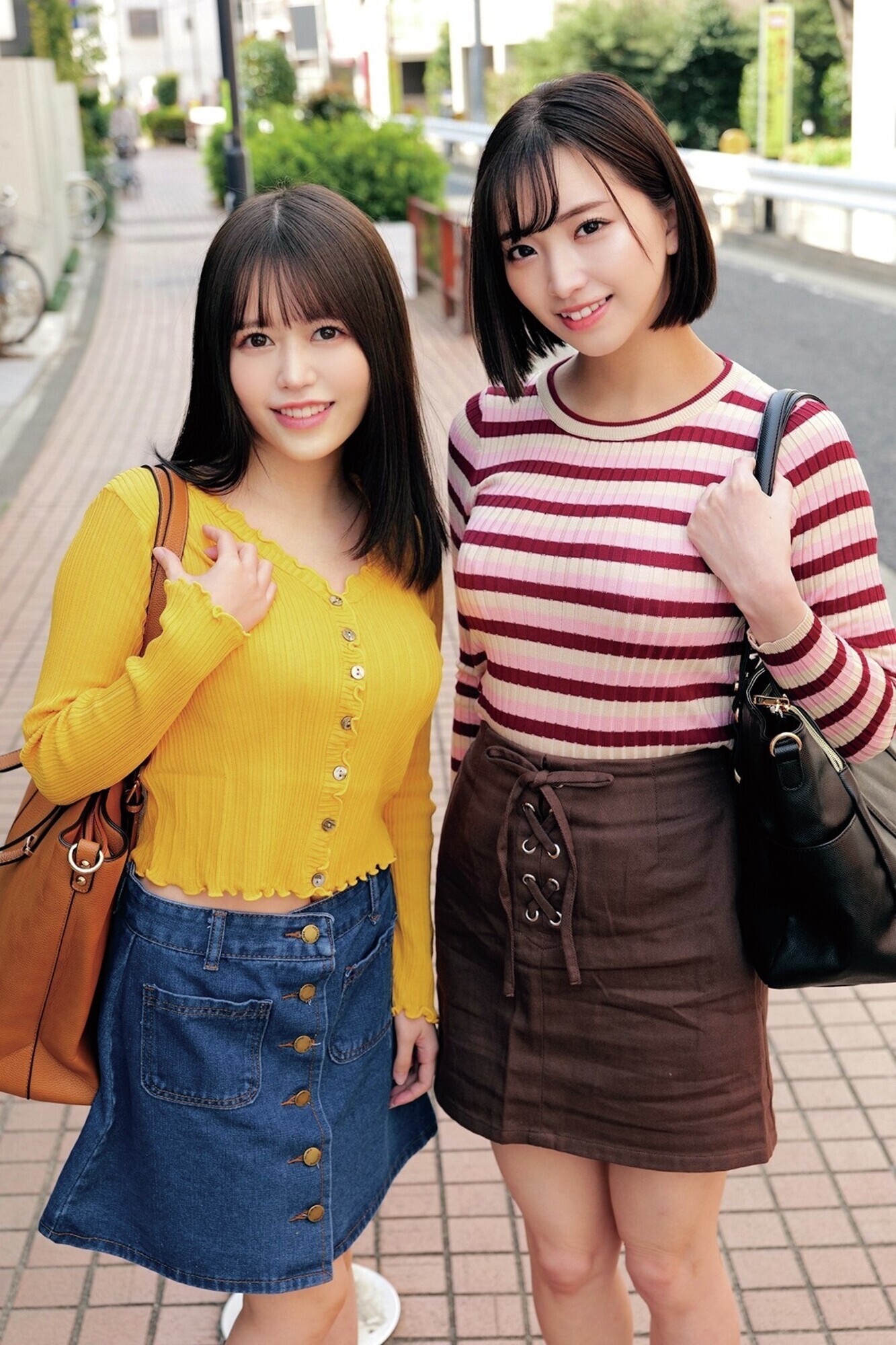 友だち同士の素人美少女2人が男を●して狂わせる拘束スイートルーム!?初めてのハーレム痴女プレイでM男くんいじめ!身動き取れないデカチンをヌいてヌいてイカせまくる! 画像11