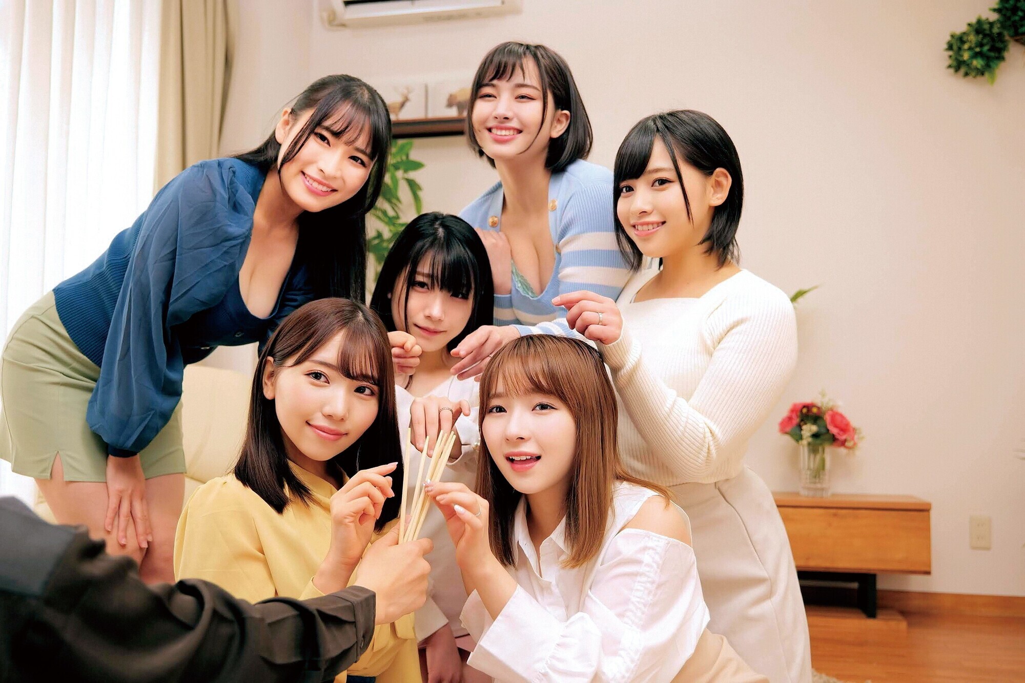 仲良し6人組のママ友さんたち!童貞君と王様ゲームしてみませんか!?絶対旦那には秘密のHなゲームに年甲斐もなく大興奮!旦那とご無沙汰な欲求不満妻を独り占めでハメまくり!中出しし放題!人生最初で最高のハーレム筆下ろし大乱交!in板橋区●●幼稚園のママさんたち 画像2