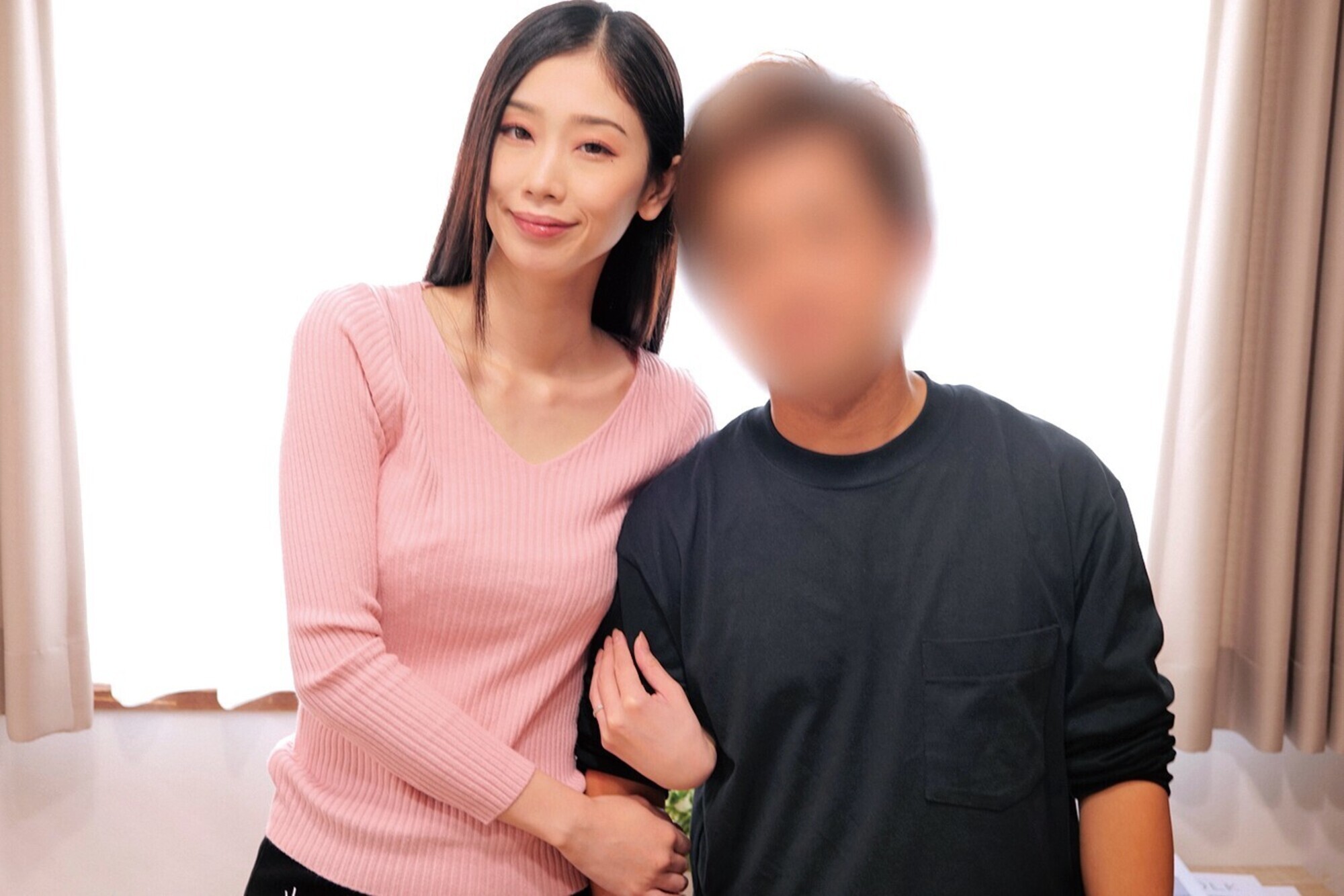 「愛し合う夫婦が残したいメモリアルヌードフォト」と題された雑誌の特集だと妻を騙し、絶倫チ○ポ男と素肌密着偽撮影会で寝取られ検証！！ VOL.3 旦那よりも若くてカチカチに反り返ったチ○ポがマ○コまで1cmに超接近して奥さん急激欲情！？旦那が近くにいるにも関わらず生中出し！！15発，のサンプル画像7