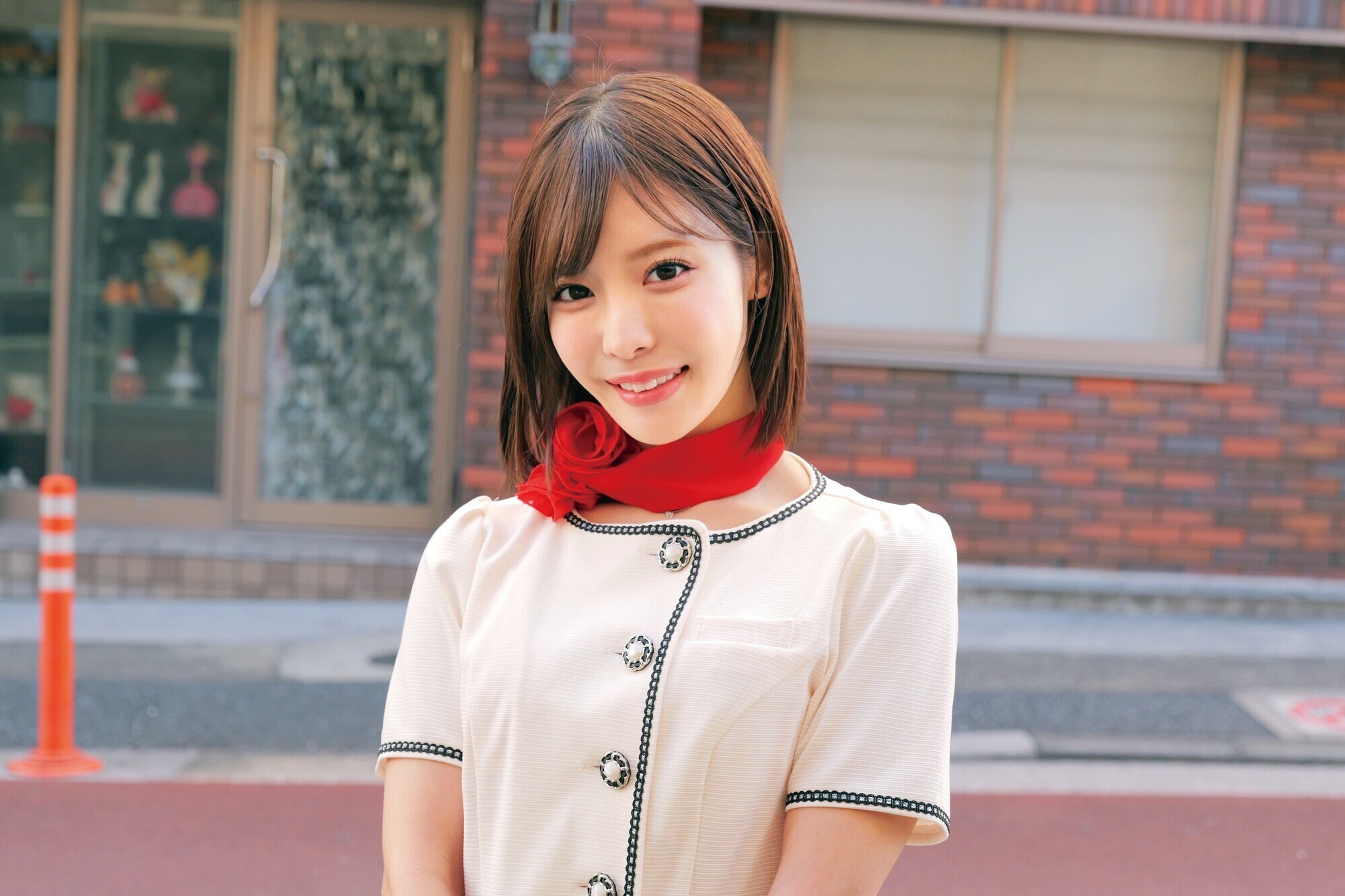 一流百貨店に勤務する清楚で品格漂う美容部員さんが挑戦!羞恥野球拳!勝てば賞金GET!負ければ即ズボ生ハメ生中出しSEX! 画像1