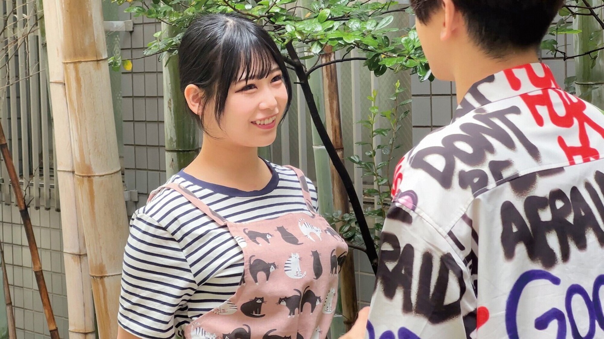 カフェ店員真正中出しナンパ!休憩中のエプロン姿が可愛い素人娘を無茶して口説いて「オーダー!中出しフラ○チーノww」キツキツおま○こに即ズボ生ハメ生中出しSEX!【6人収録全員看板娘編】 画像1