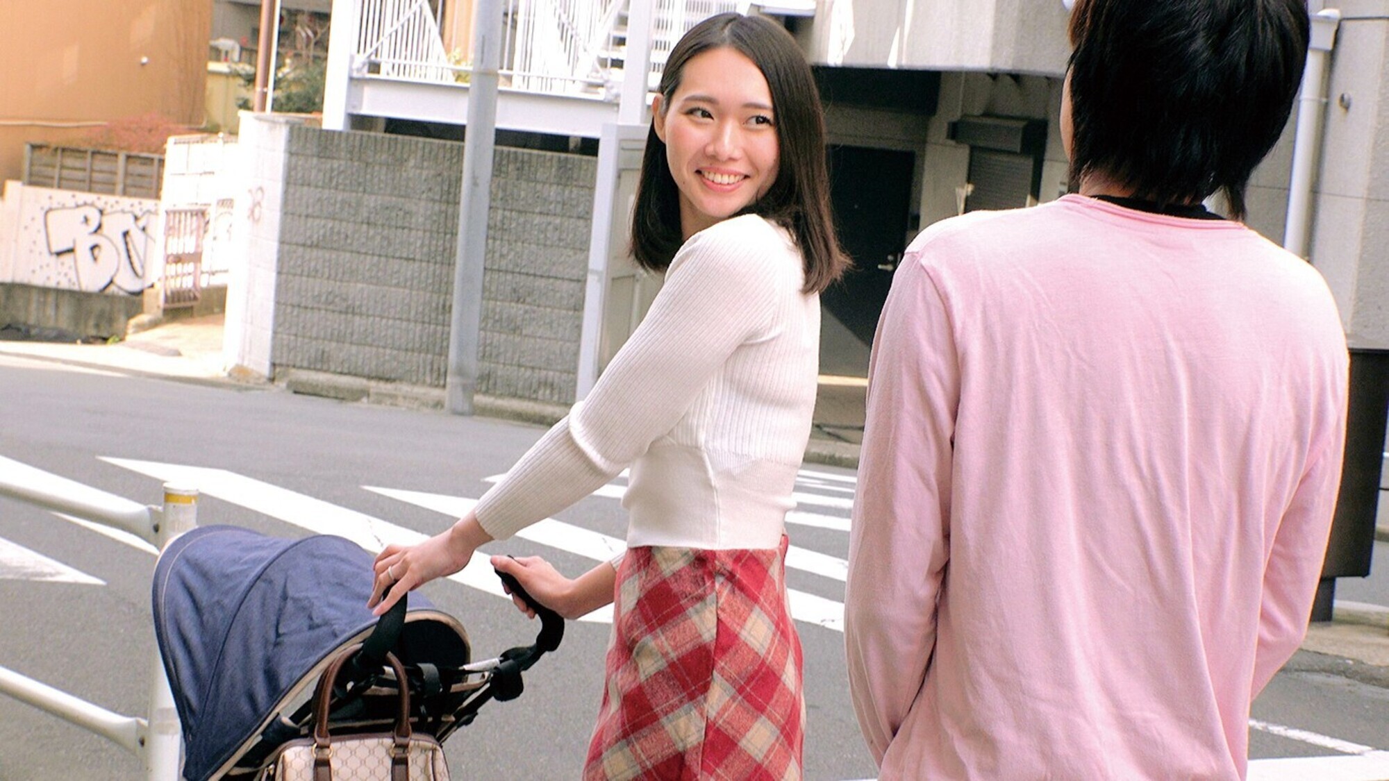 産後処女のご無沙汰ベビーカー妻が挑戦！AV男優の凄テク我慢出来たら賞金100万円！イったら即ズボ生ハメ高速ピストンで容赦なく生中出し！1度スイッチが入ると長時間アクメで痙攣が止まらないイキっぱなし妻がエビ反り悶絶「出産前より感じちゃう･･」連続中出しSP 2 画像8