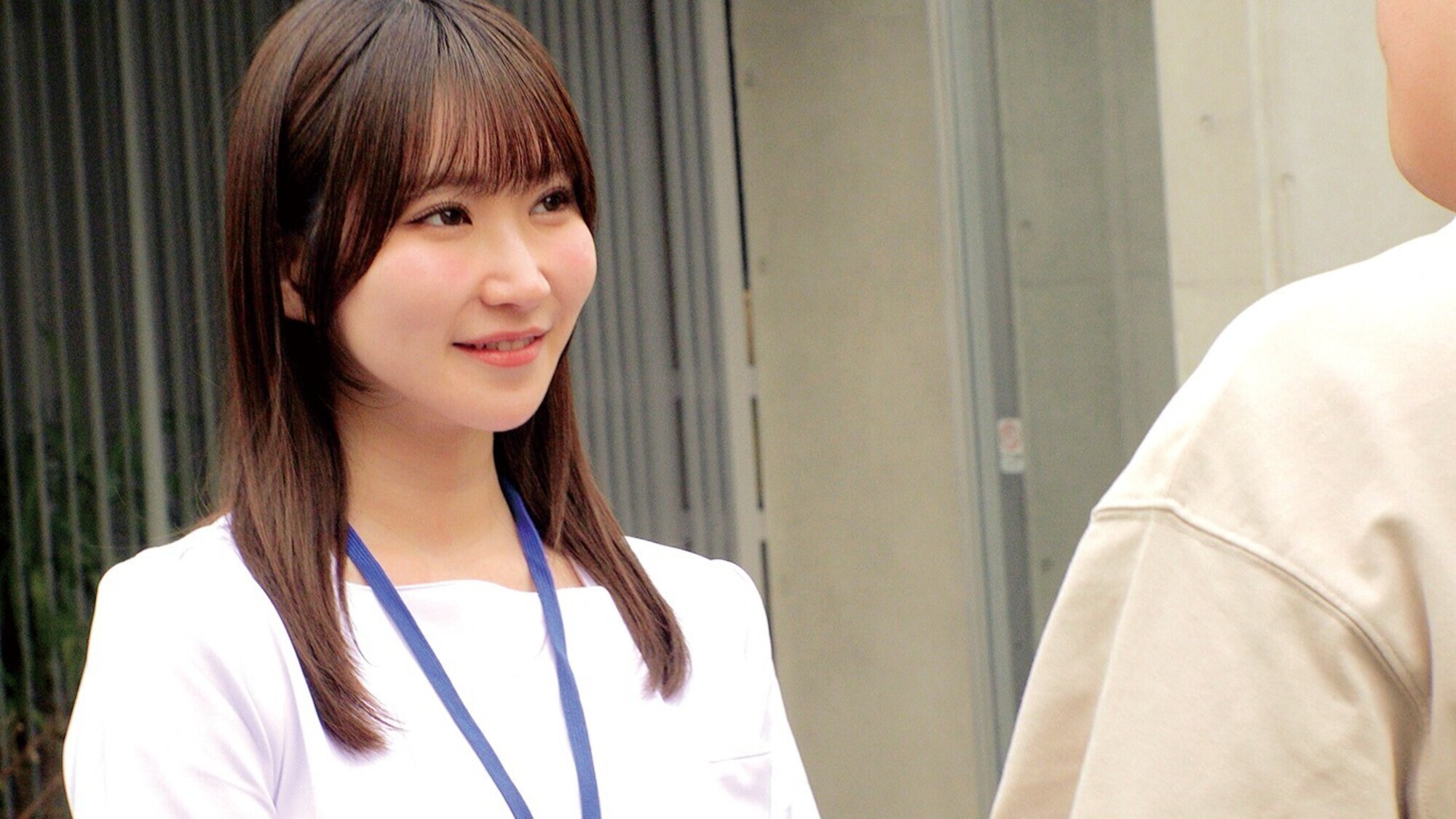 「童貞君の包茎ち○ぽの皮を剥いてくれませんか！？」とっても優しい天使みたいな現役ナースさんをガチナンパ！母性たっぷりち○ぽの皮をムッキムッキ！カチカチにズル剥けた童貞ち○ぽに赤面発情！そのまま優しく筆下ろしSEX！ 2 画像1