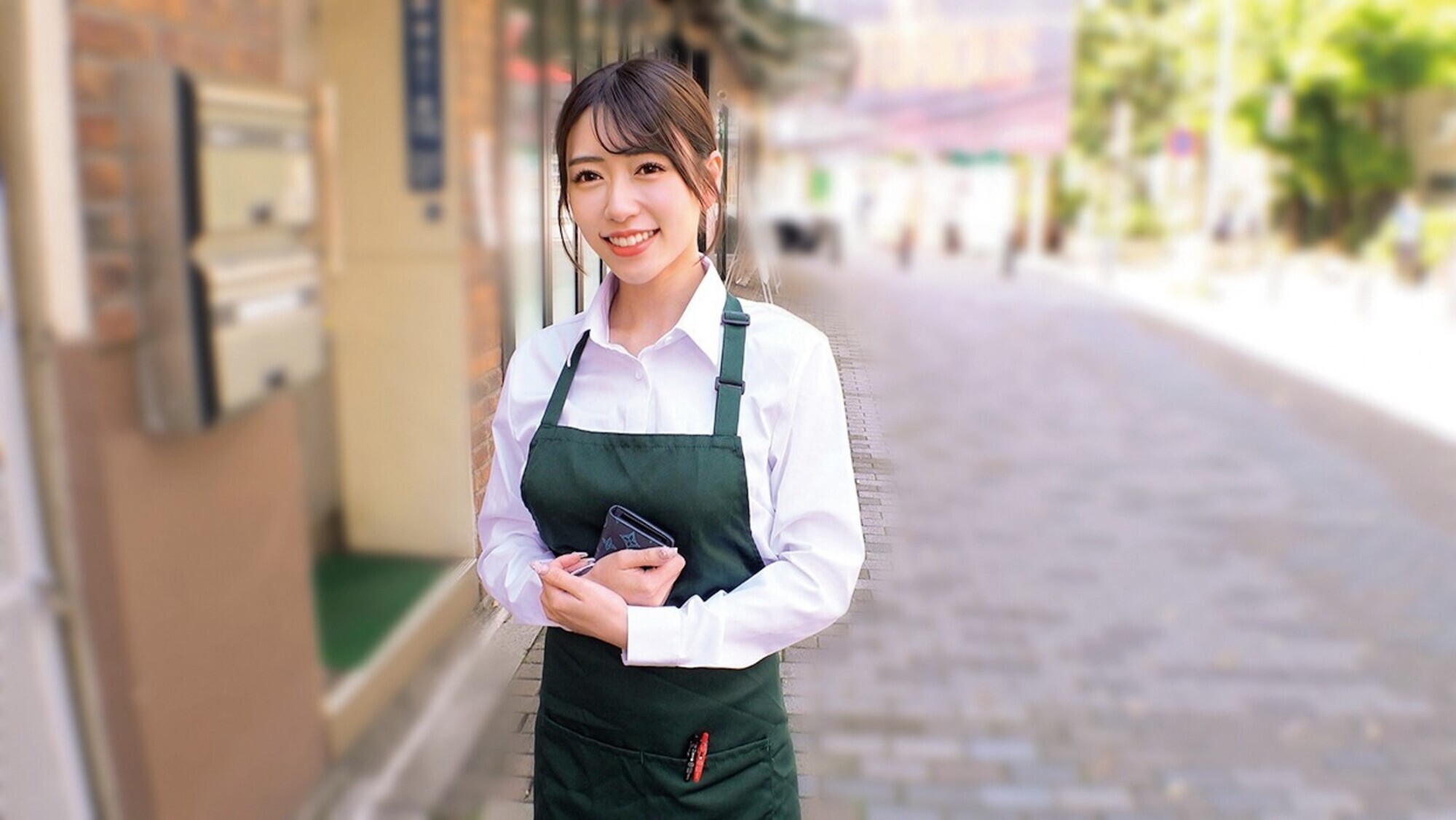働くカワイイ看板娘の皆さん!!「仕事の合間に筆下ろししてくれませんか!?」 5 休憩中に童貞くんの悩みを聞いてると母性本能くすぐられ膣がキュンキュン赤面発情(^^;)「私が・・・初めてじゃダメかな」ミラクル展開ww勤務中に童貞卒業ナマハメ連続中出しセックスSP 1枚目