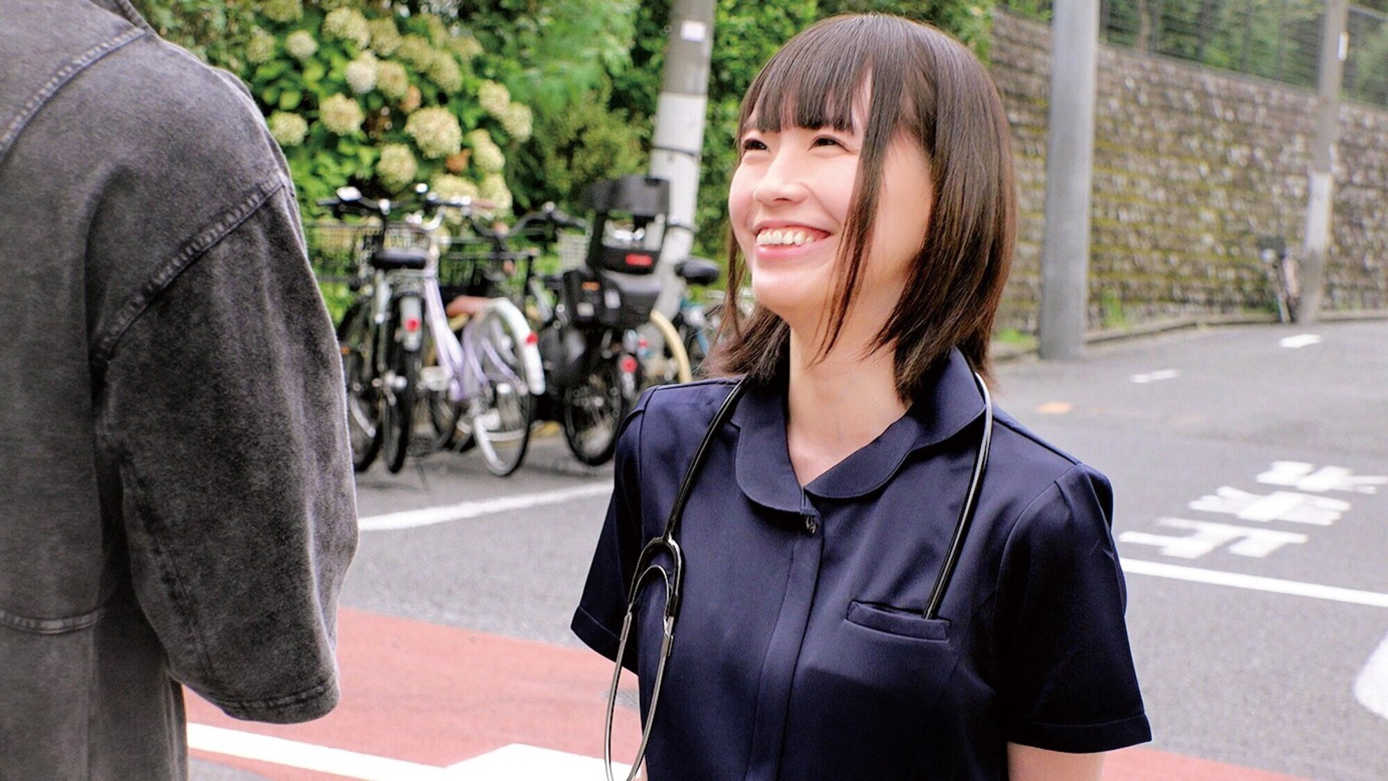 現役ナースが何度も射精させるほど高額賞金GET!連続射精チャレンジ!心優しいナースさんたちが金玉空っぽになるまで抜きまくり!発射を促すために天使のおま○こに挿入も!4名全員SEX合計25発射over! 2 1枚目