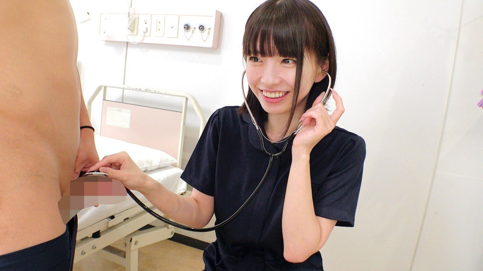 現役ナースが何度も射精させるほど高額賞金GET!連続射精チャレンジ!心優しいナースさんたちが金玉空っぽになるまで抜きまくり!発射を促すために天使のおま○こに挿入も!4名全員SEX合計25発射over! 2 2枚目