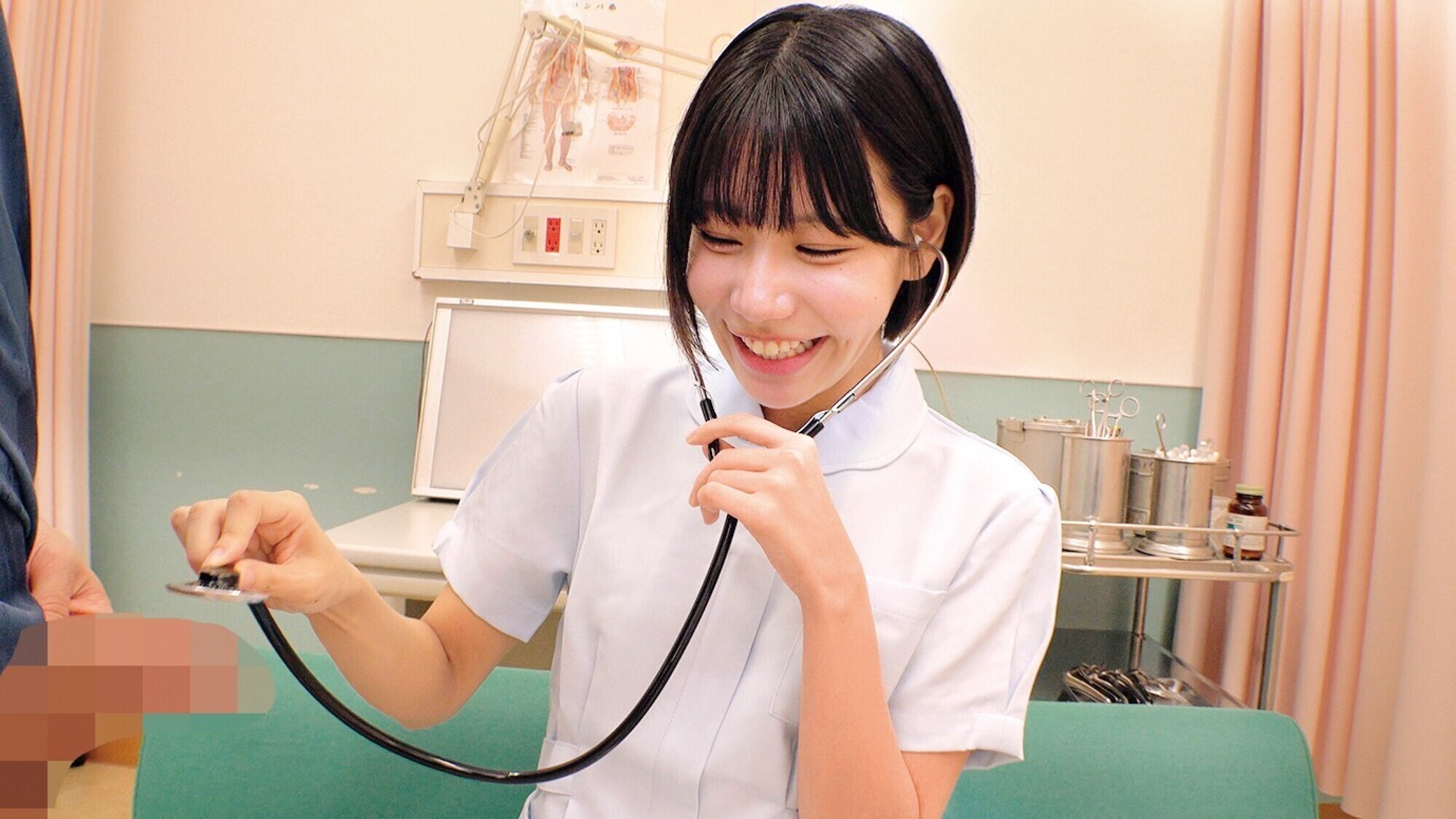 現役ナースが何度も射精させるほど高額賞金GET!連続射精チャレンジ!心優しいナースさんたちが金玉空っぽになるまで抜きまくり!発射を促すために天使のおま○こに挿入も!4名全員SEX合計25発射over! 2 16枚目