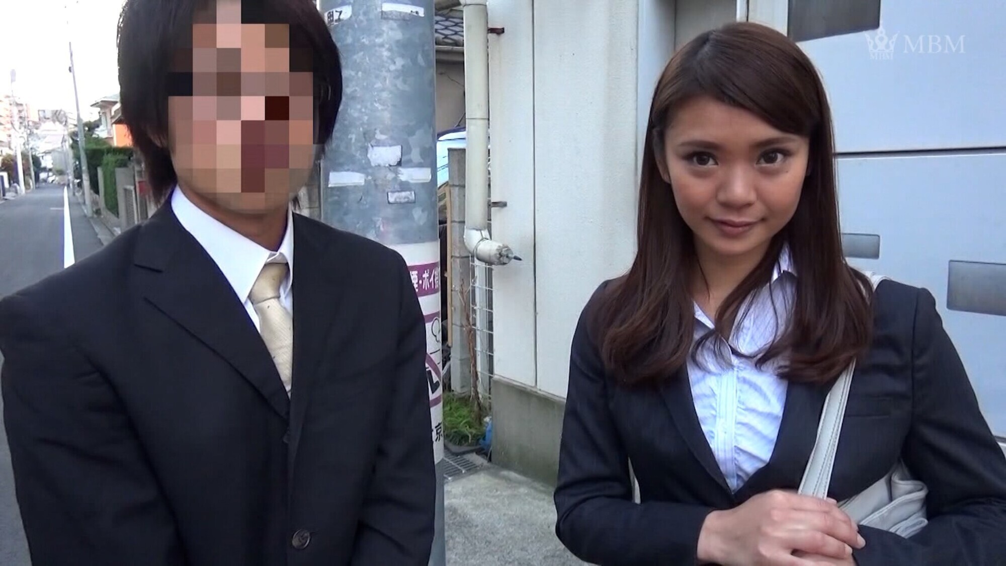 新社会人の意識調査でインタビューを受ける女上司と新入社員。エロい質問に及ぶとまさかの童貞!!謝礼の為!?後輩の為!?一肌もパンティも脱ぎましょう!! 画像1