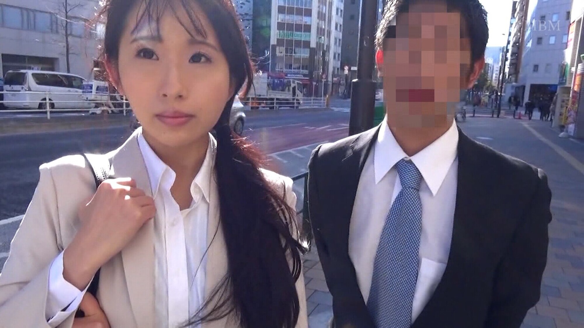 先輩女性と同行営業中二人にインタビュー！先輩にSEXを教えて下さいと後輩童貞が切実なお願い！先輩の前でチ〇ポをポロリ！謝礼で手伝いフェラ、素股で彼女ができた時の予行演習！