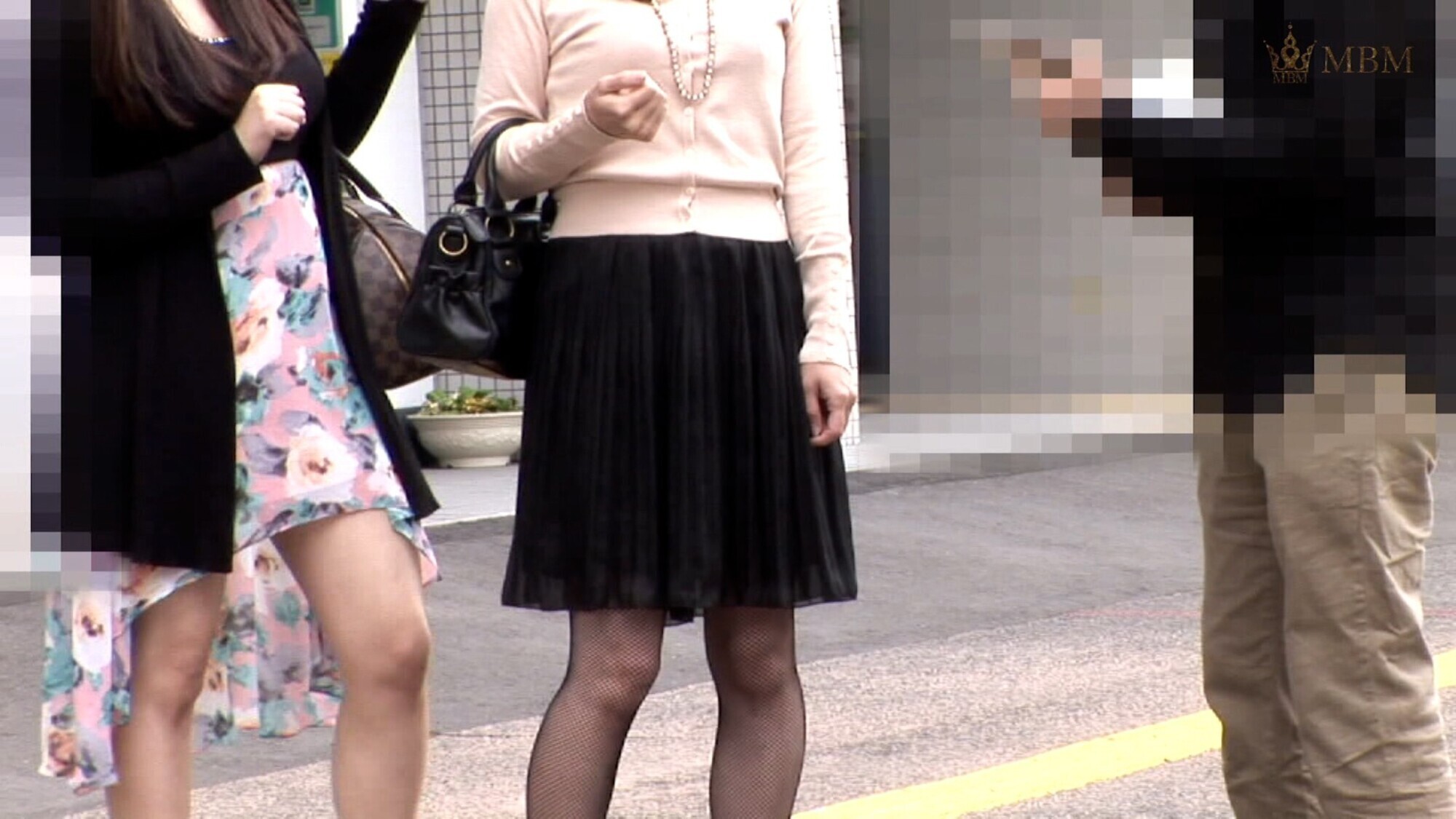 母娘をナンパして娘にはお小遣いを渡しお母さんとふたりきり!エッチなイタズラでエロお母さんに豹変!?正常位で生で中出し懇願!! 画像1