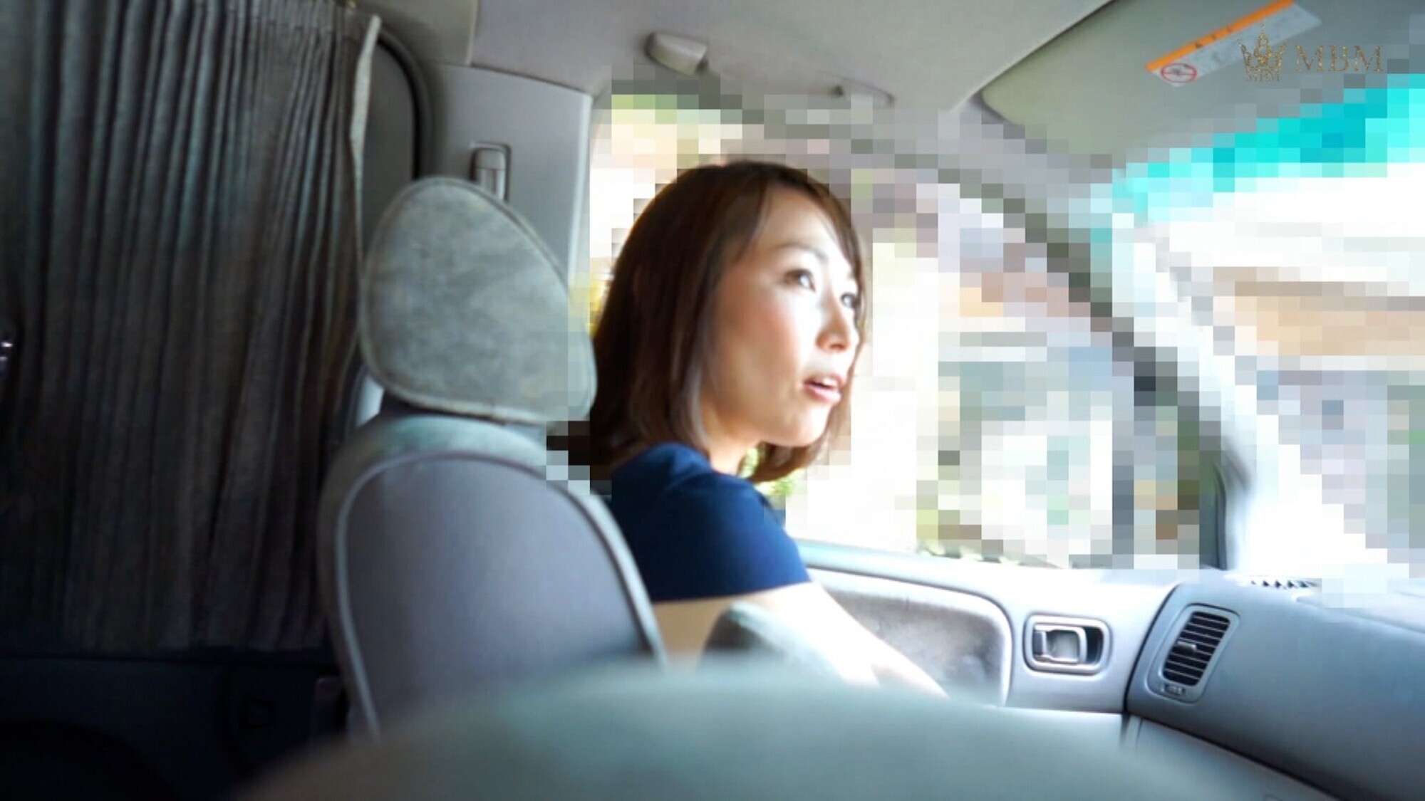 夫婦仲について聞きたいと綺麗な奥様にアドバイスを求め・・・ホテルの部屋で押さえられない感情が爆発!!押し倒しハメ撮り開始!奥様も欲求不満でイキまくる!! 画像1