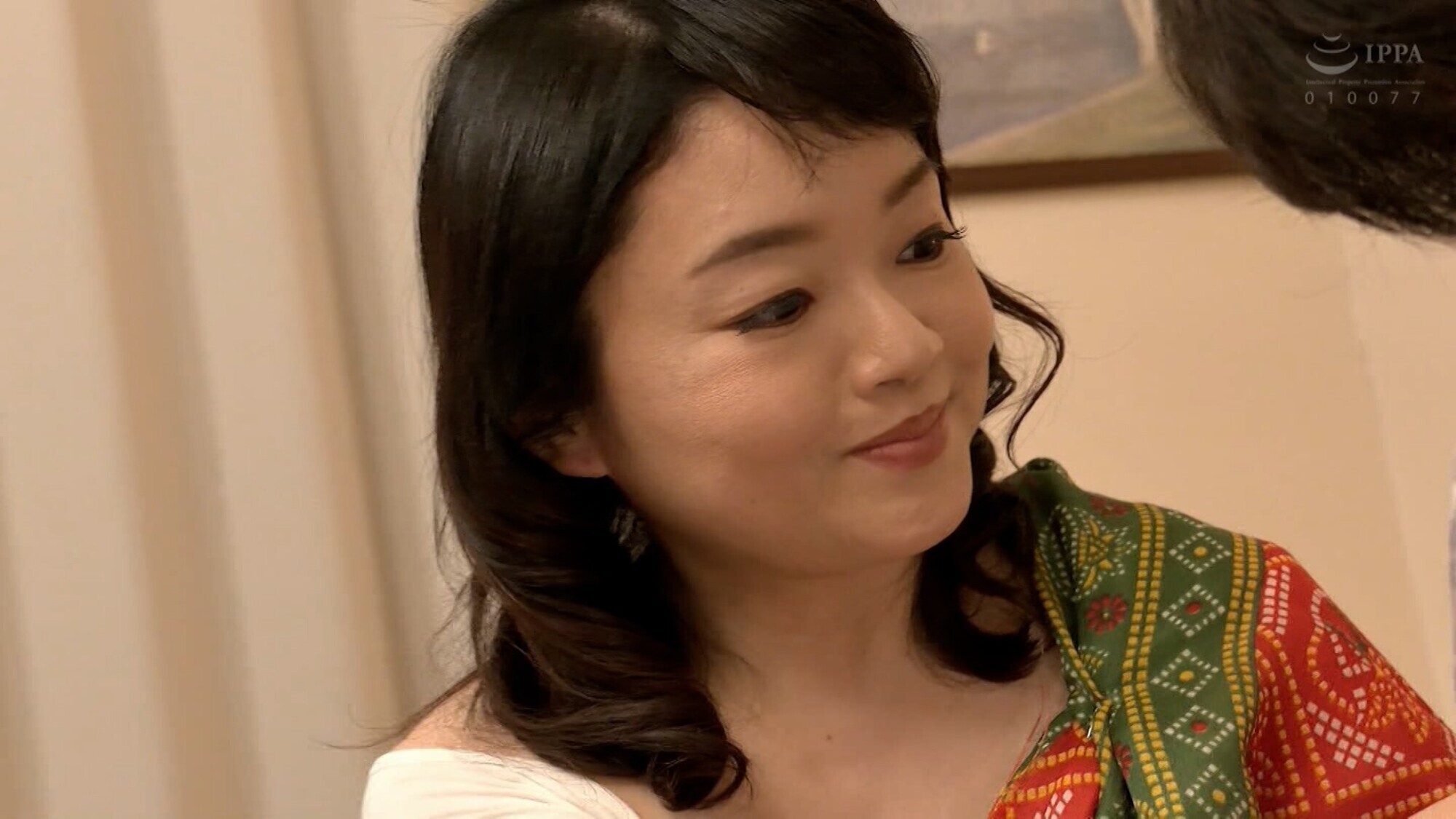 清楚な顔して性欲モンスターと化したお母さん！なぜかノーパンで息子の顔の上に跨り･･･チ〇ポを握られ精子を絞り取られる僕！