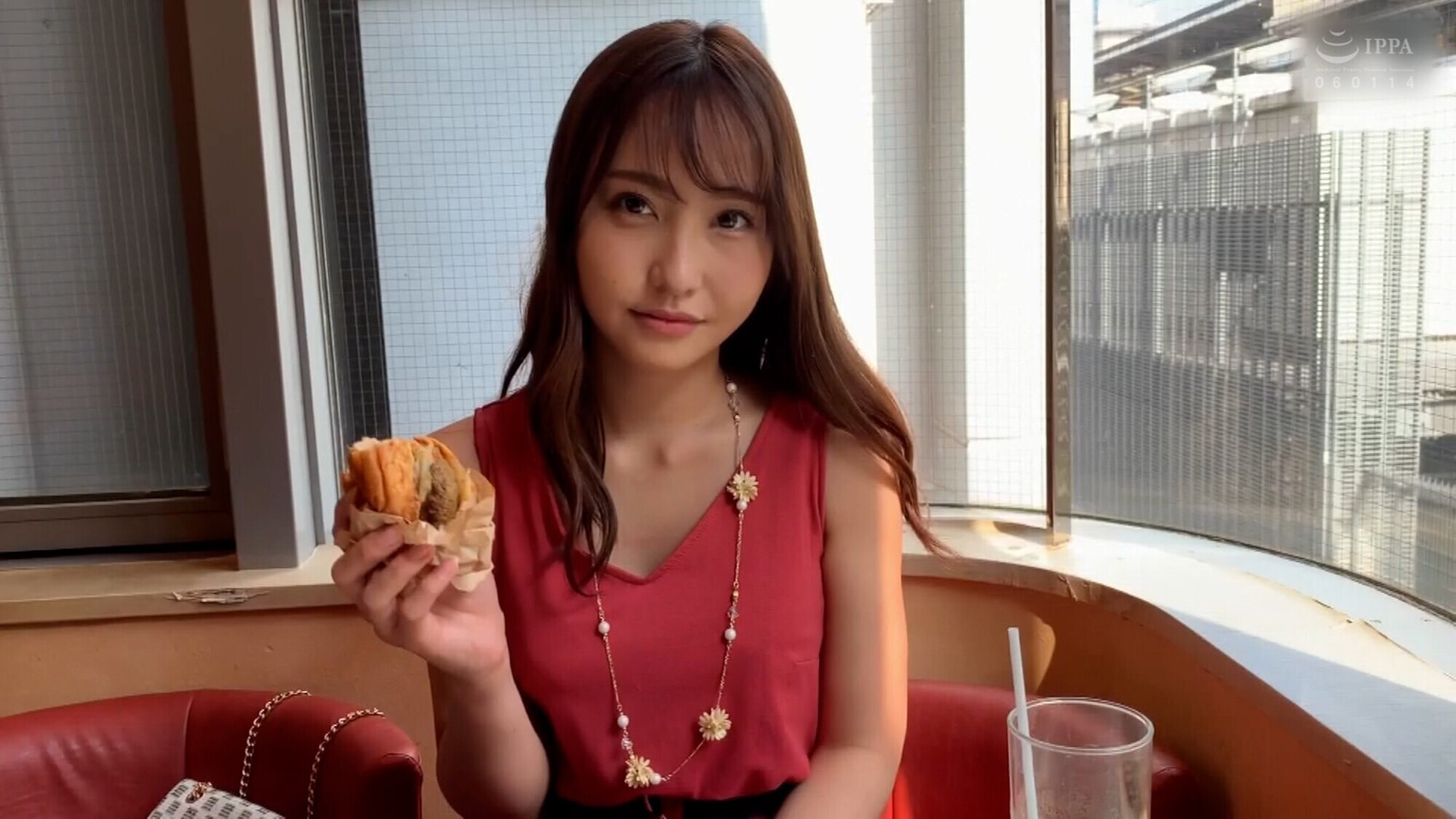 極小Tバックのお尻を突き出しエロポーズで誘う正統派美人とホテルでハメ撮り! 画像1