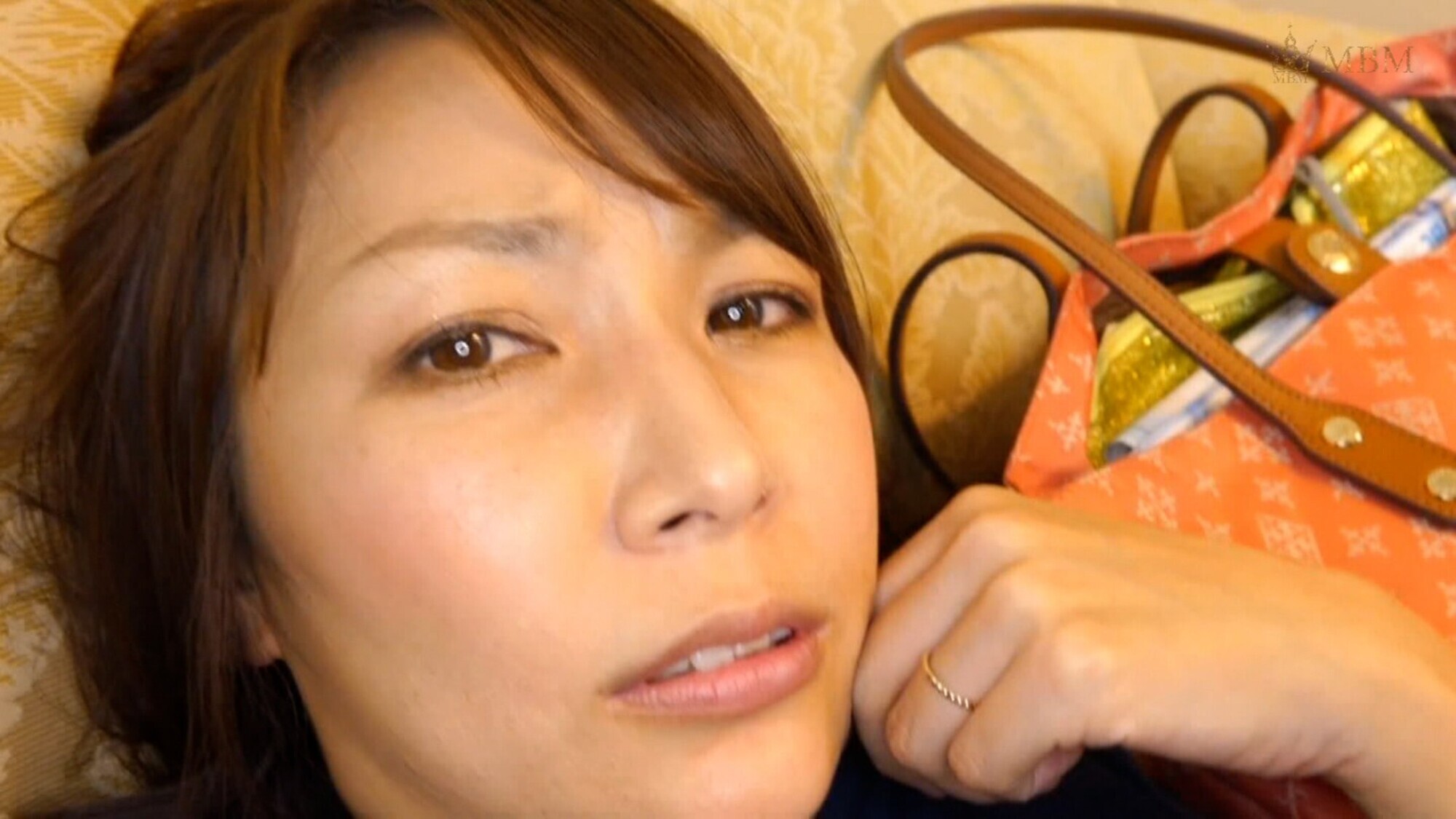 身の上相談を持ち掛けられホテルに行ってしまう無防備な人妻!発情人妻のSEX 画像2