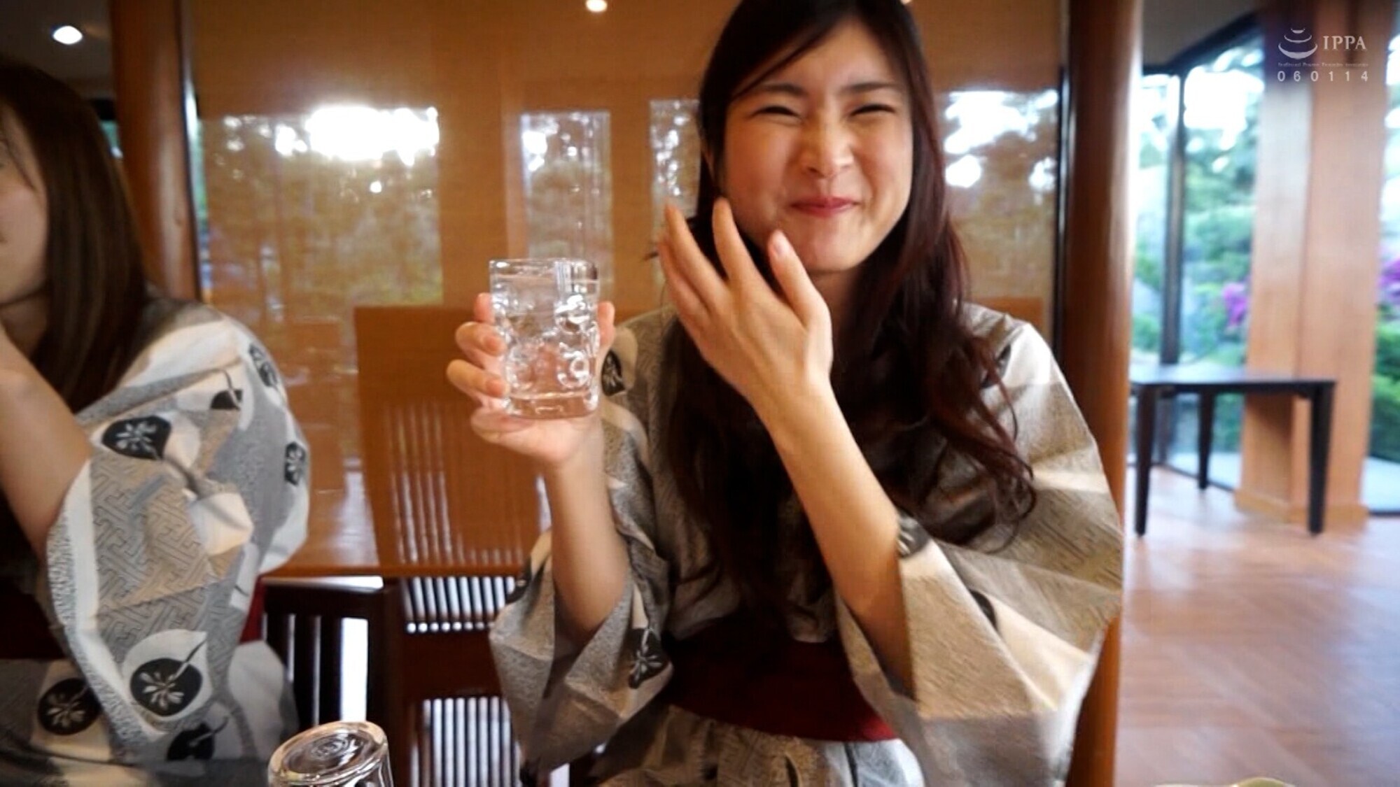 東京でイベントコンパニオンをしていた香奈さん、結婚して地元に戻り落ち着いた生活に物足りなさを感じていたところに温泉撮影旅行のお誘いが・・・期待でパンティを濡らして快楽に堕ちていく。 画像1