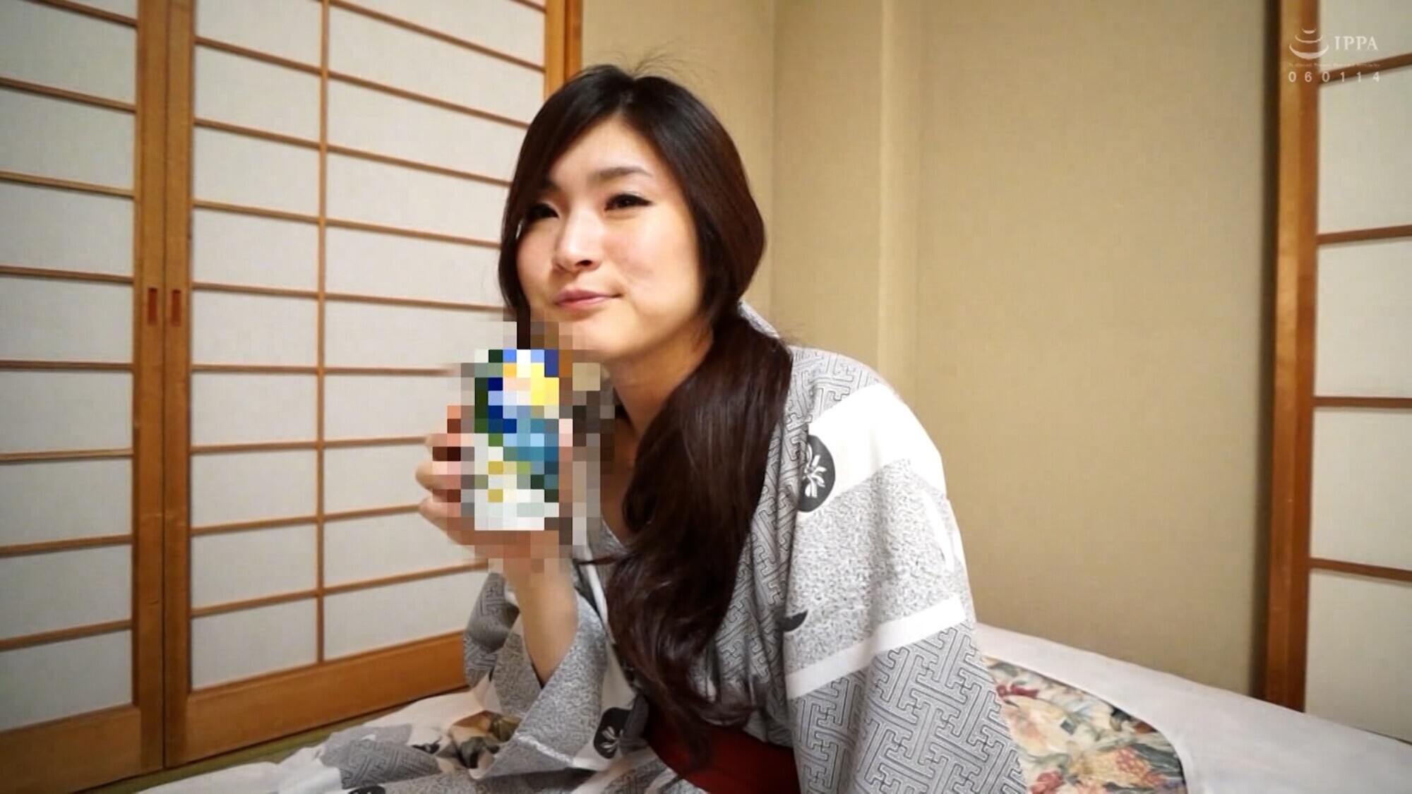 東京でイベントコンパニオンをしていた香奈さん、結婚して地元に戻り落ち着いた生活に物足りなさを感じていたところに温泉撮影旅行のお誘いが・・・期待でパンティを濡らして快楽に堕ちていく。 画像2