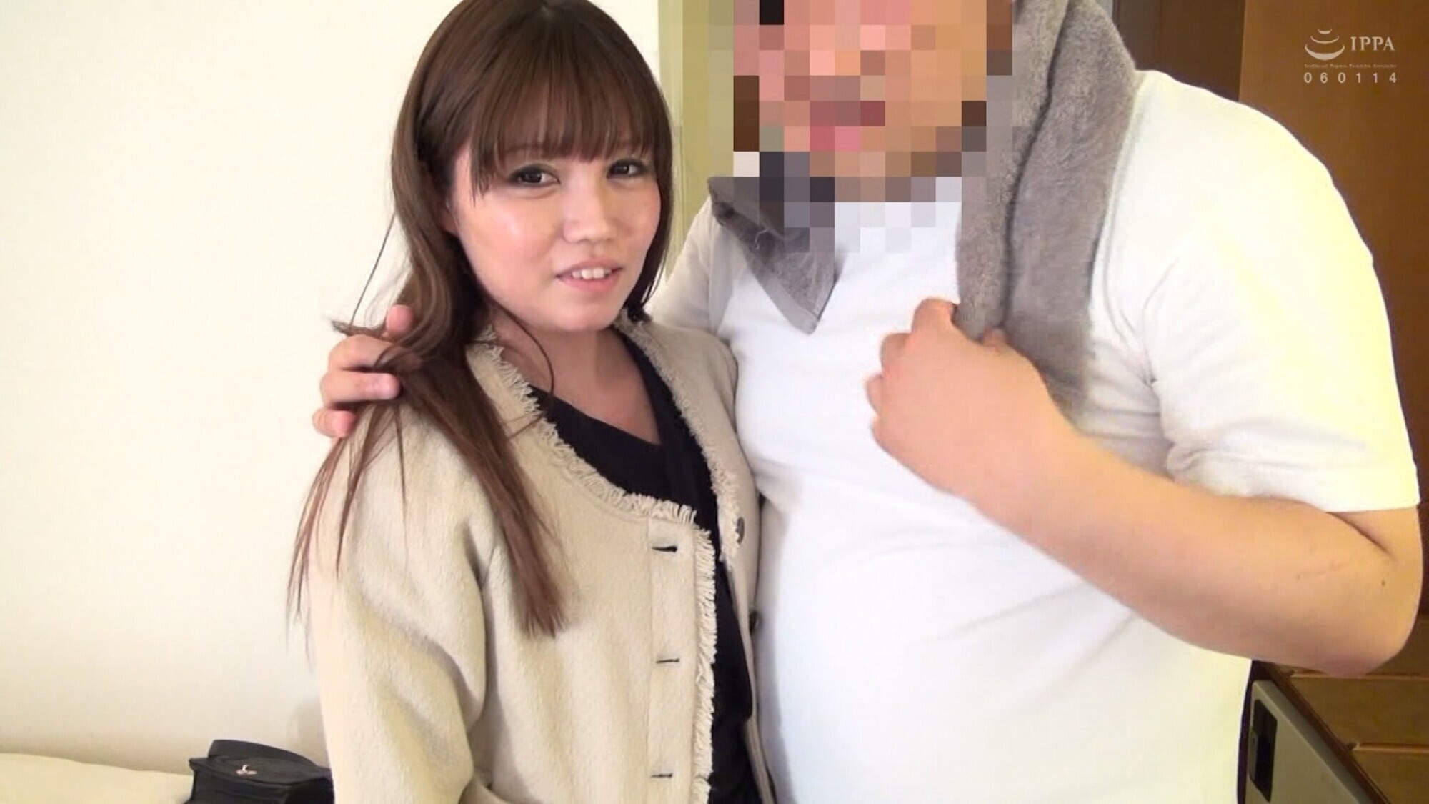 ママ友と男漁りやショッピングでストレス発散をしてるイケナイ奥さんをホテルに連れ込みなし崩し的にエッチに持ち込みAVデビュー！？