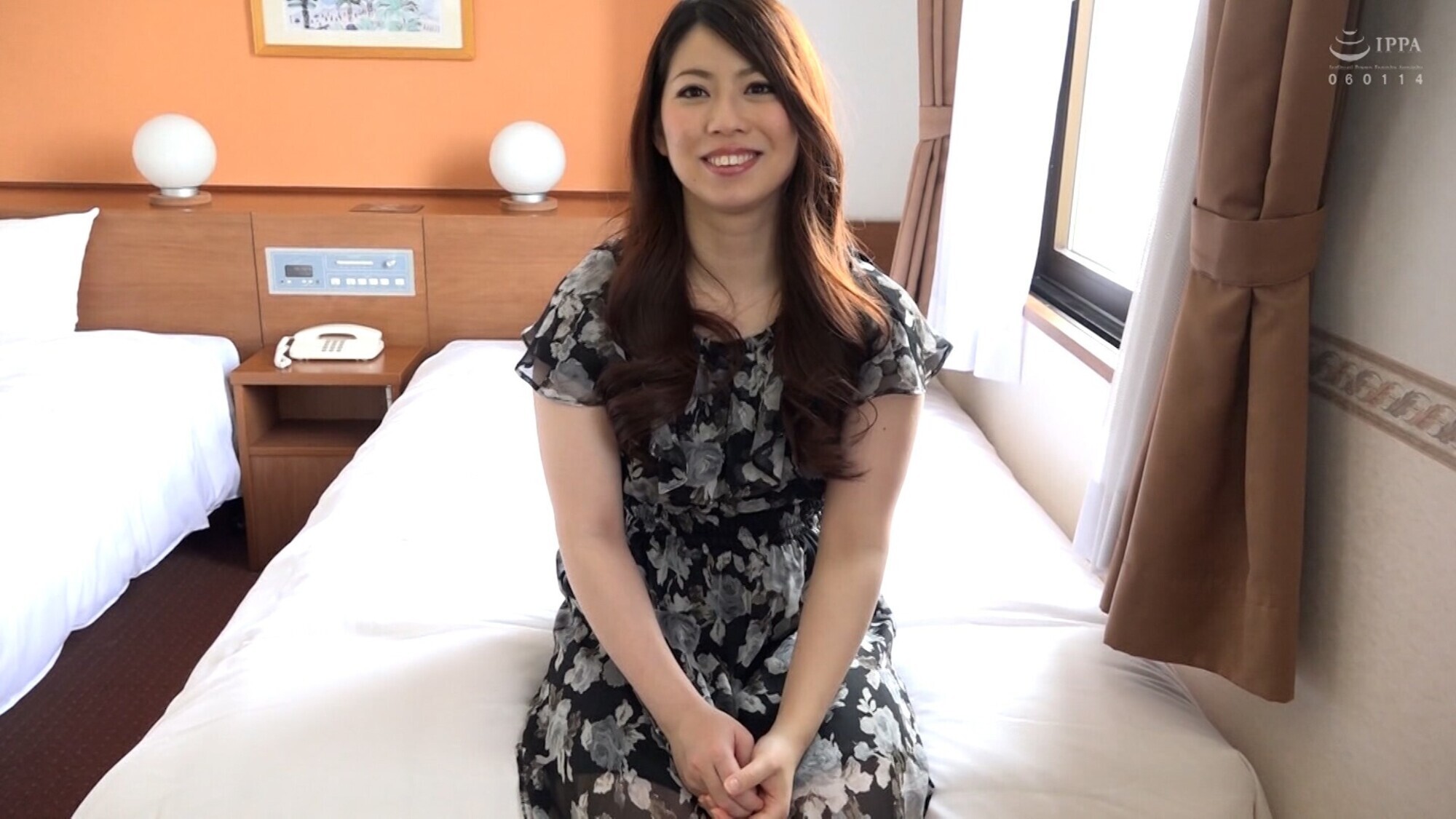 下着拝見のちょっとエッチな撮影で大きな謝礼が出ていいおこづかいになるよ!なし崩し的に電マを当てられ気持ち良くなる元人妻生保レディの奥様! 画像1