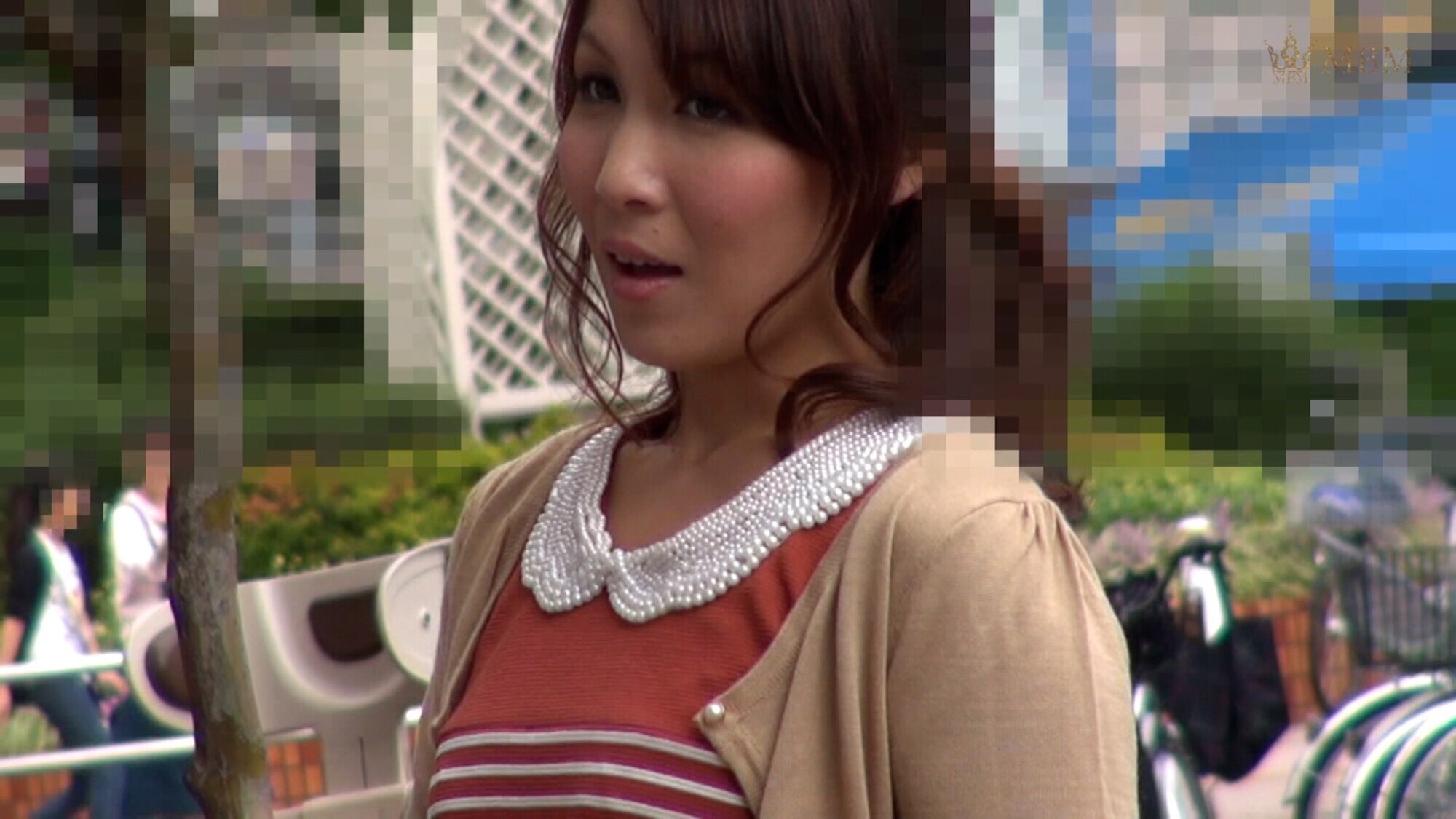 取材のインタビューに協力して欲しいとホテルに連れ込まれた美人熟女さん。結婚15年くらいで最近はセックスレスと・・・旦那以外の男性と不倫はどうですか!? 画像1