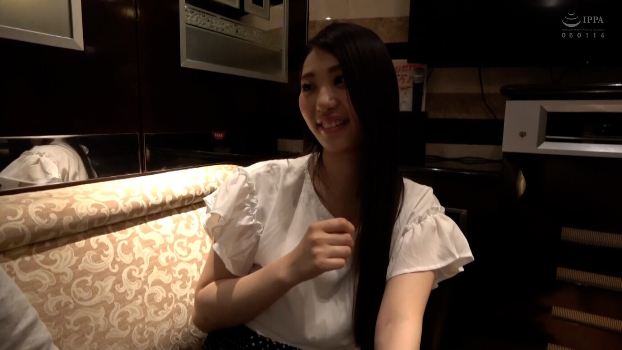 透明感ある美少女とカフェで待ち合わせ!押しに弱いとゆーことで個撮テイでラブホにインしてお酒を飲ませてハメ撮りSEX! 画像1