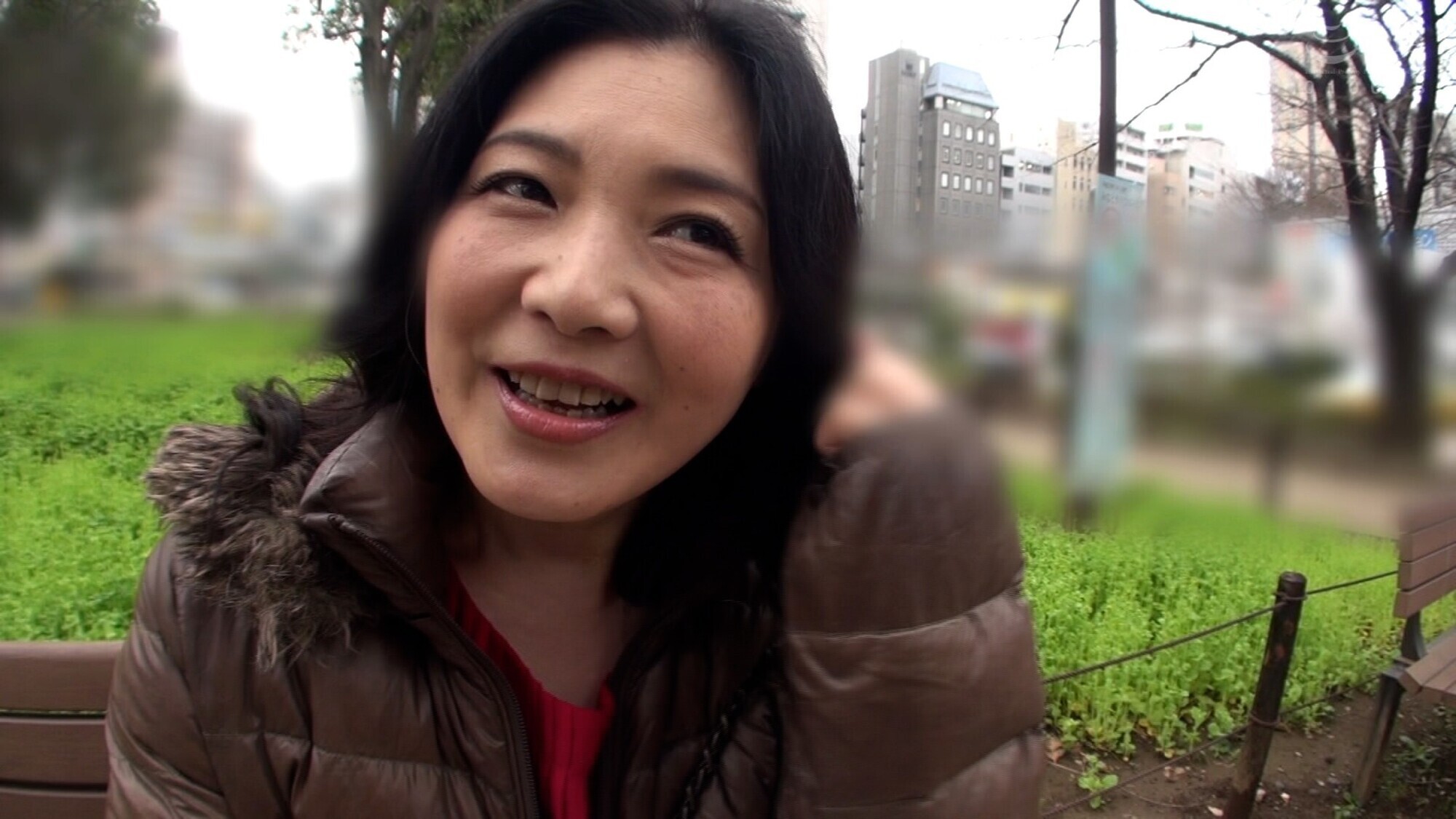 バツイチ熟女が寂しさと性欲を抑えられずAV出演!恥ずかしがりながらも快楽を貪る孕ませSEX! 画像1