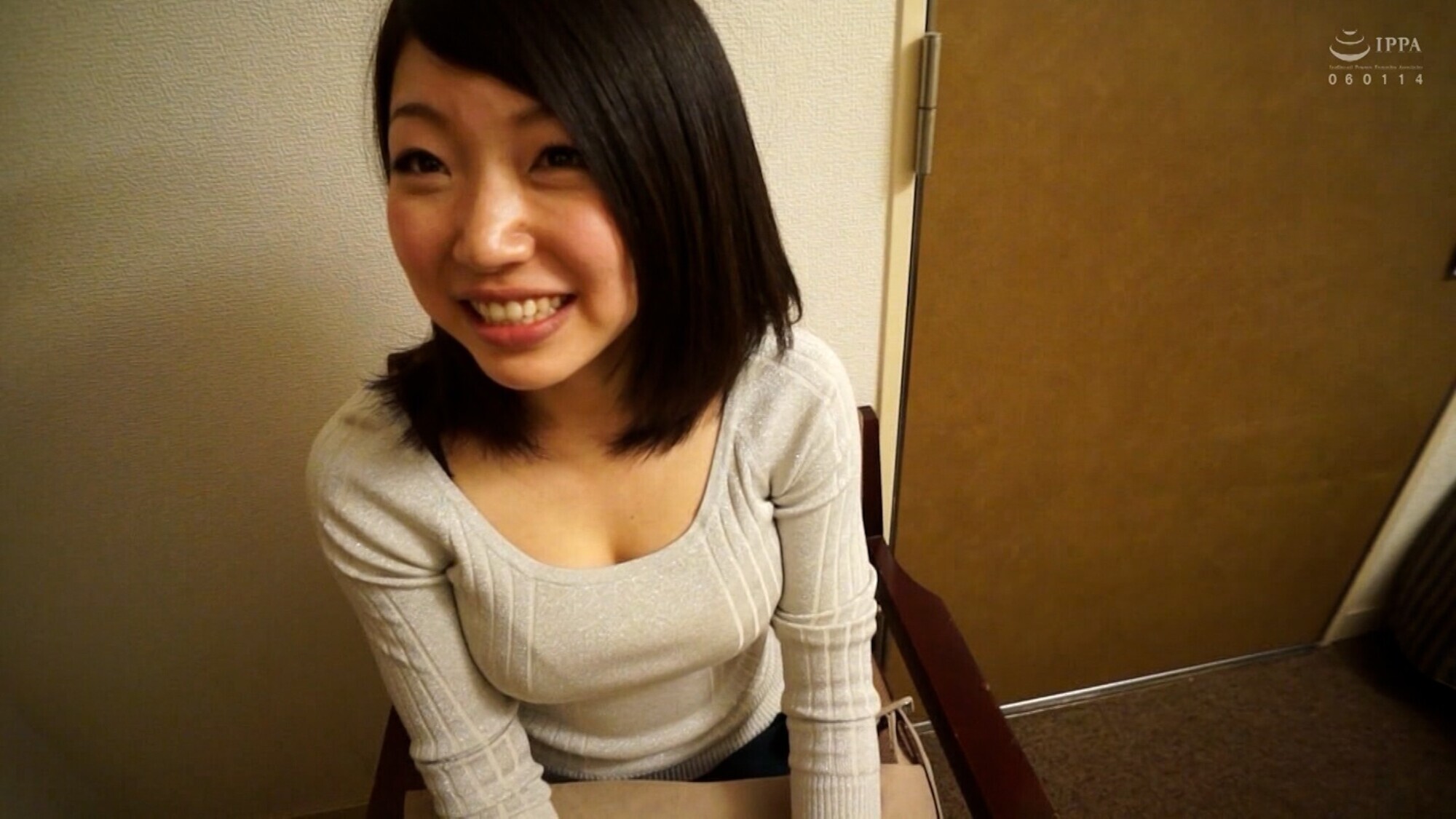 何事にも早い旦那に不満たらたらの真面目そうな保険外交員の人妻さん。保険の契約前に欲求不満解消の淫乱ハメまくりSEX! 画像1