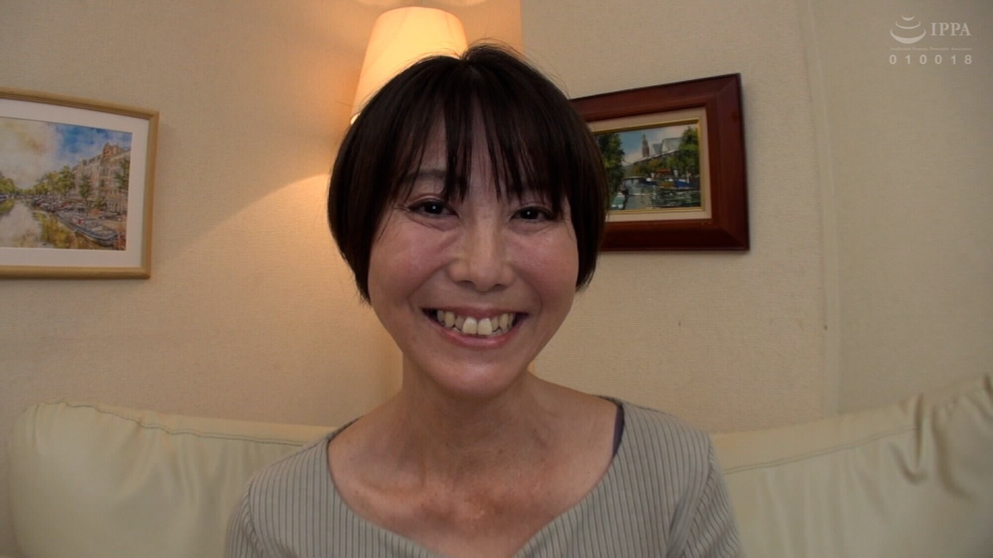 経理事務をしているショートヘアーが清楚な雰囲気の熟女がAV男優とSEXがしたくてAVデビュー!? 画像1