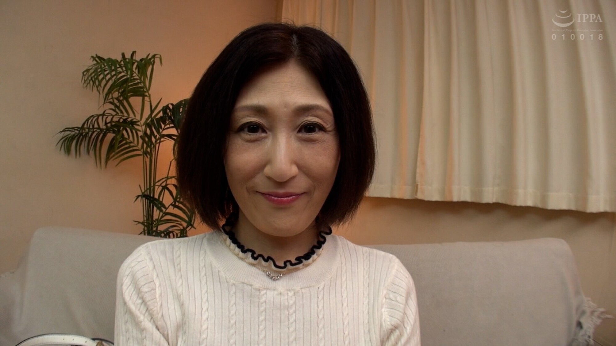 離婚して18年、娘の為に生きて来た熟女が女の快楽を求めてAV出演!?オナニーはするけど男性とのSEXは忘れてしまった・・・蘇る快感に大量潮吹きSEX! 画像1