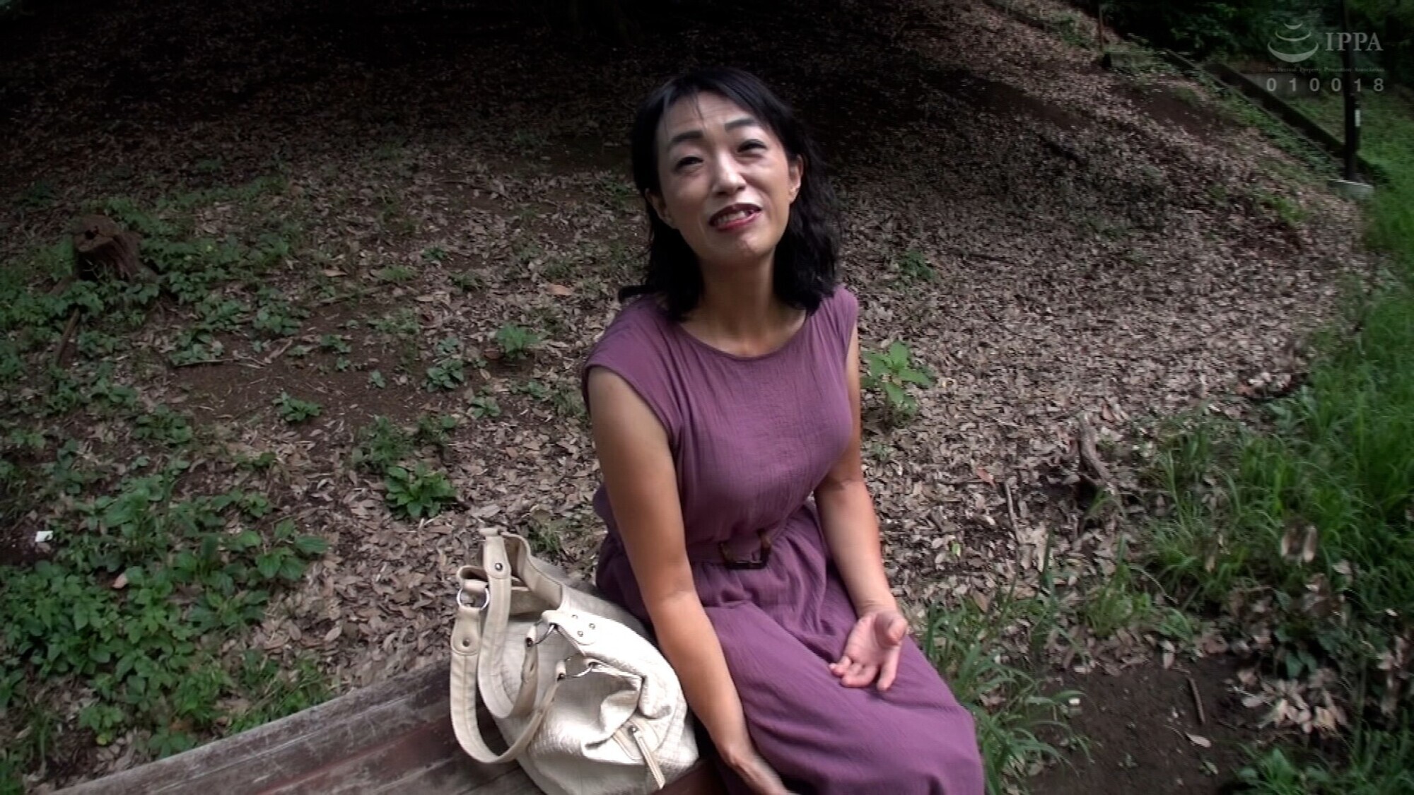 数十年SEXはご無沙汰!エッチがしたくてしたくてAVに応募してきた熟女さんは孫が二人いるというのに凄い淫乱ぶり!この日の為にしたパイパンマ〇コはイキまくり! 画像1