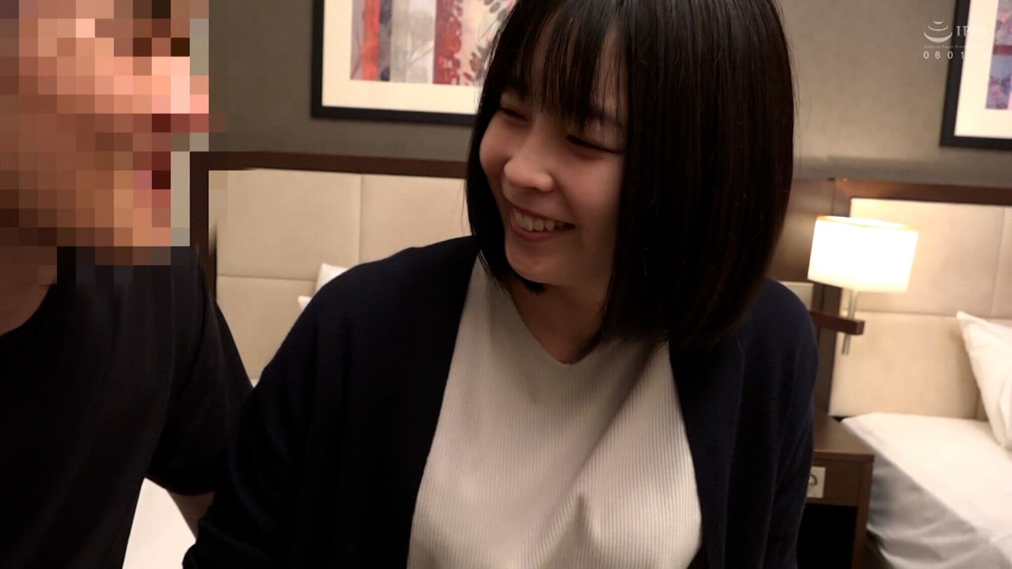 旦那を置いてひとり旅の人妻さんを食事に誘って、酔わせてそのままホテルに連れ込みラブラブ絶頂中出しセックス! 画像1