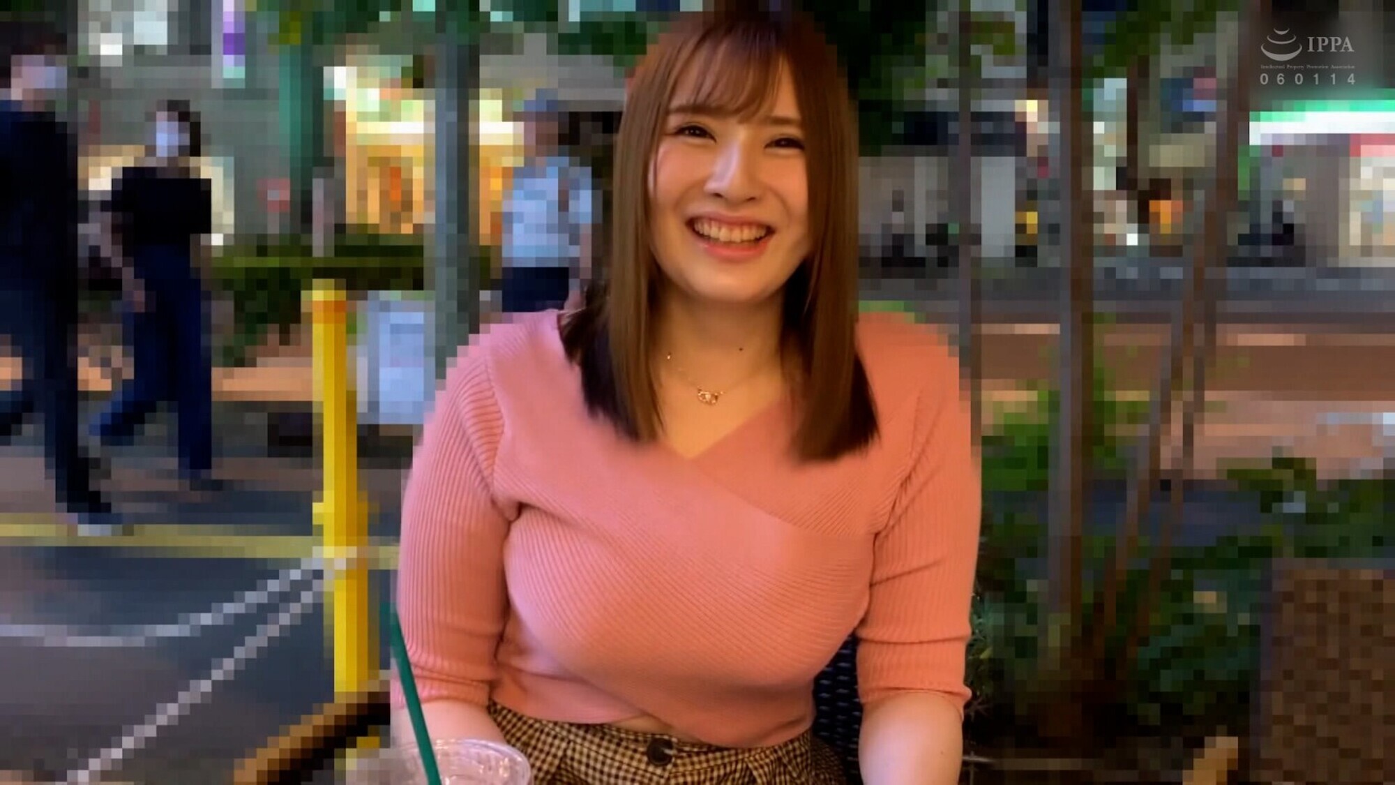 飲食店でバイトしてる、というから勝手に夜のお仕事かと思ったら焼き鳥屋さん!でもこの雰囲気!エロフェロモン出過ぎの巨乳美女と個撮テイでハメ撮りSEX! 画像1