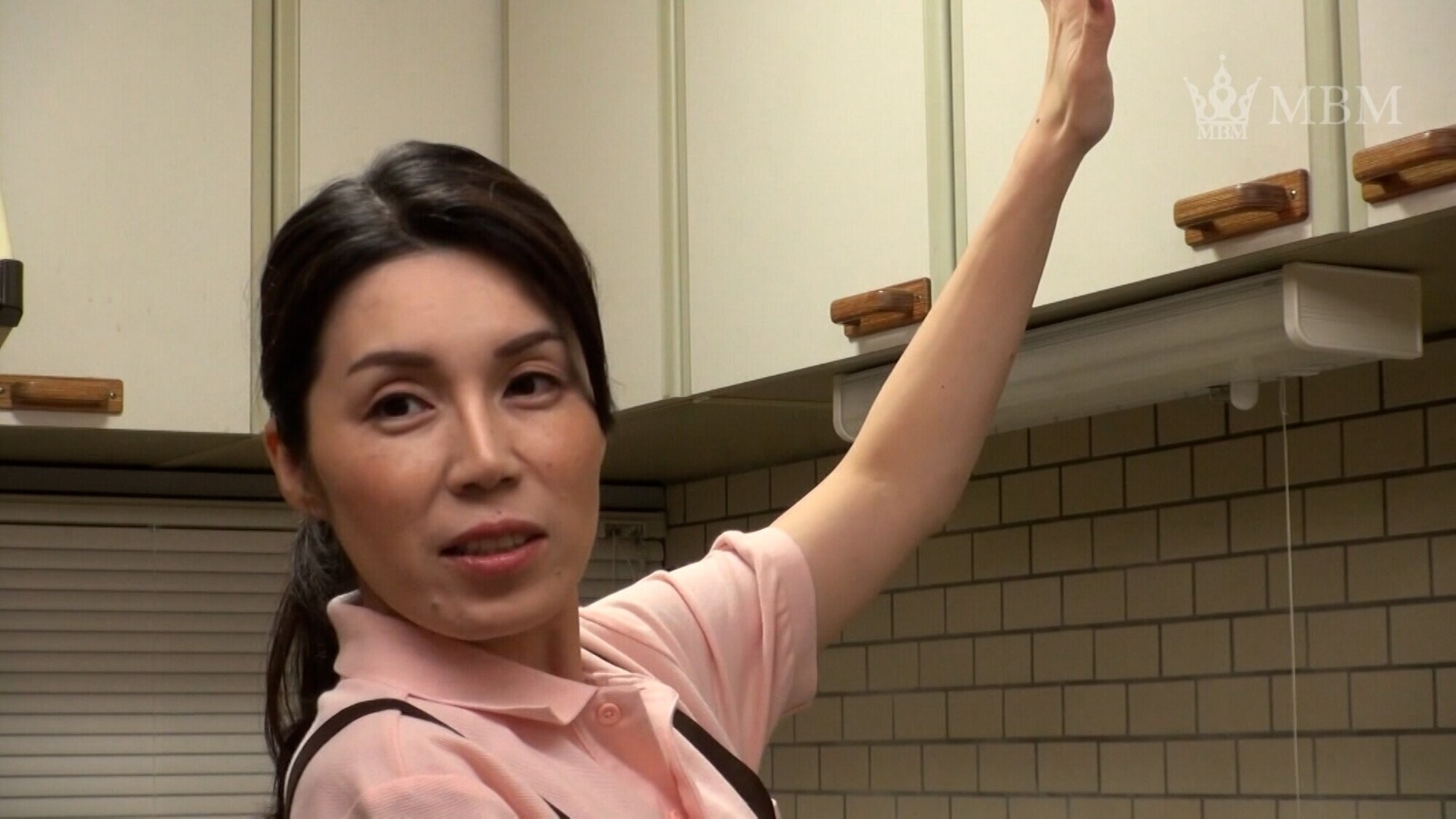 断り切れない熟女ヘルパーさんのイケナイ仕事現場！？美人でエロいおばさんヘルパーさんのご奉仕！