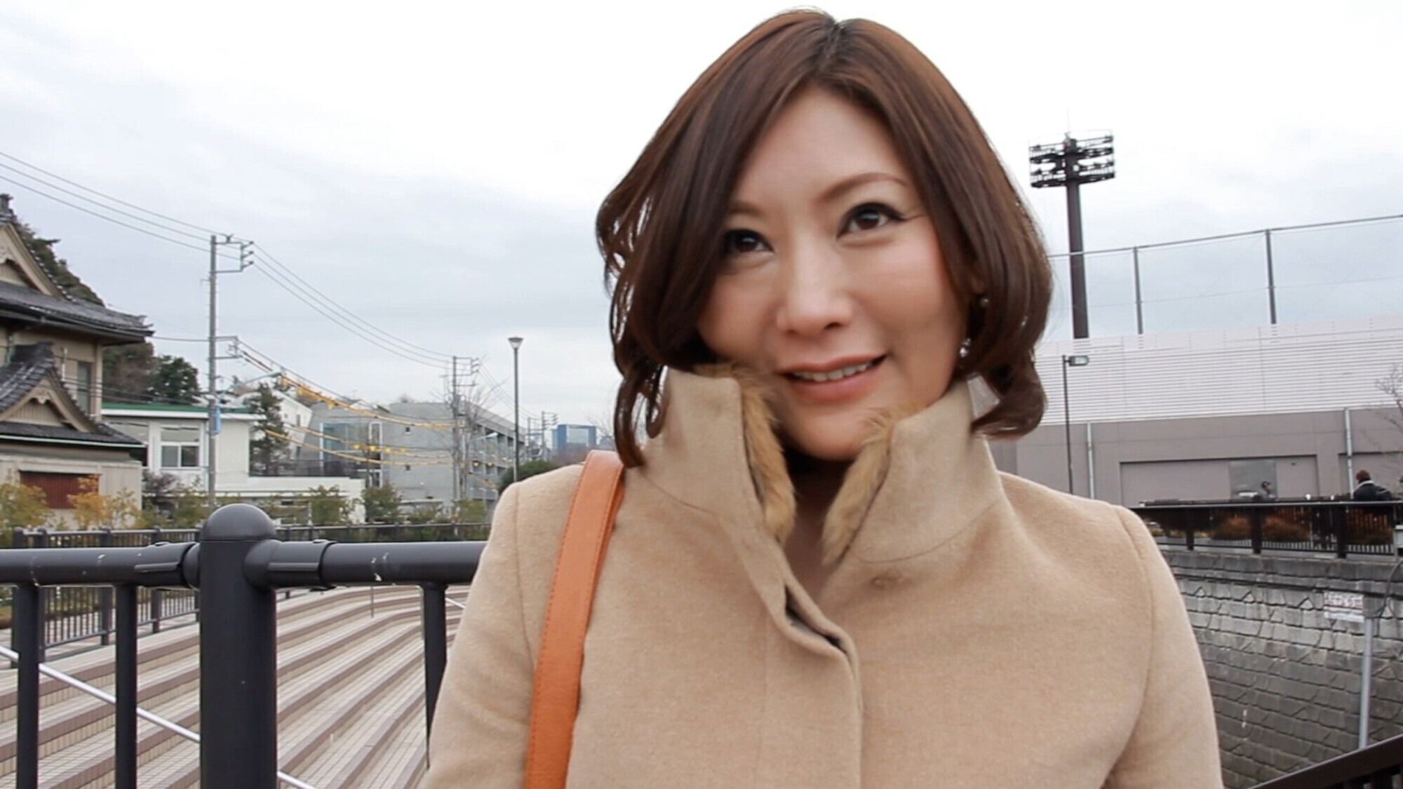 現状のSEXに満足してるけどもっと気持ち良いSEXを求めてAVに応募!見た目清楚な遅咲き熟女は性に貪欲に乱れまくる! 画像1