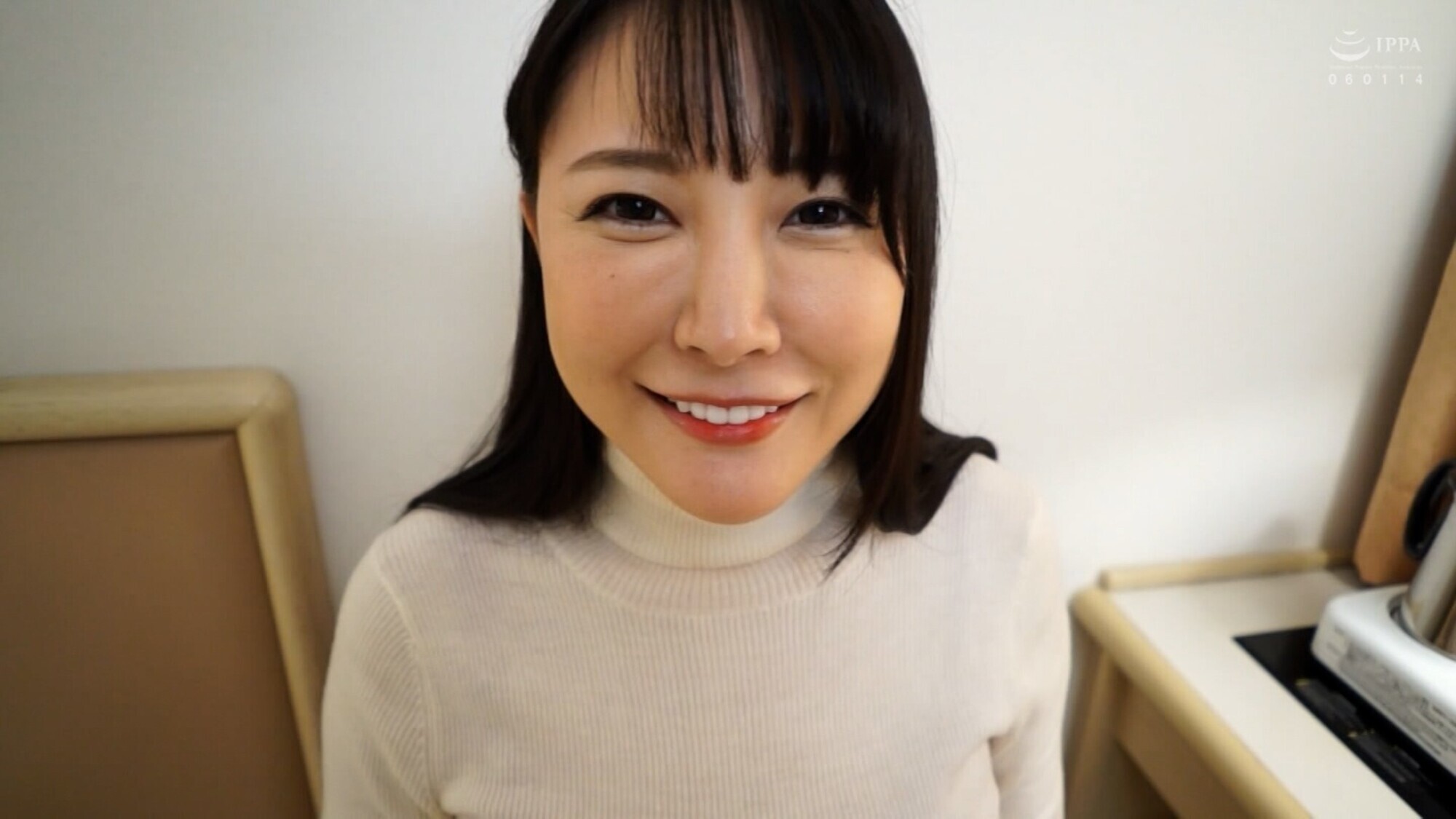 不倫願望!?アンケート調査とホテルに連れ込み不倫体験に敏感に感じてしまう巨乳妻! 画像1