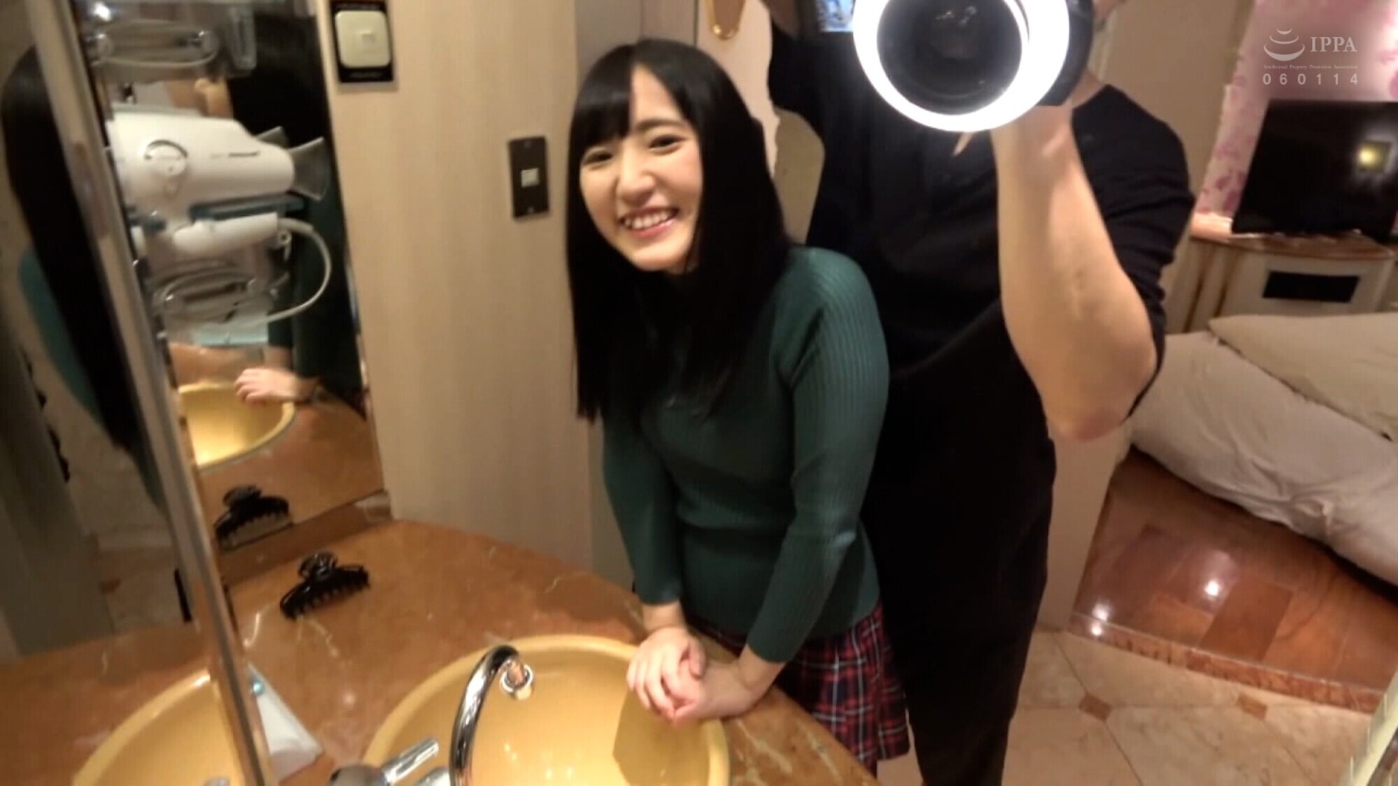 屈託のない笑顔で激辛バーガーを食べる身長150cm未満の性欲旺盛!?美少女をモデルテイで、とりあえずホテルイン!ハメ撮りSEXに昇天イキ! 画像2