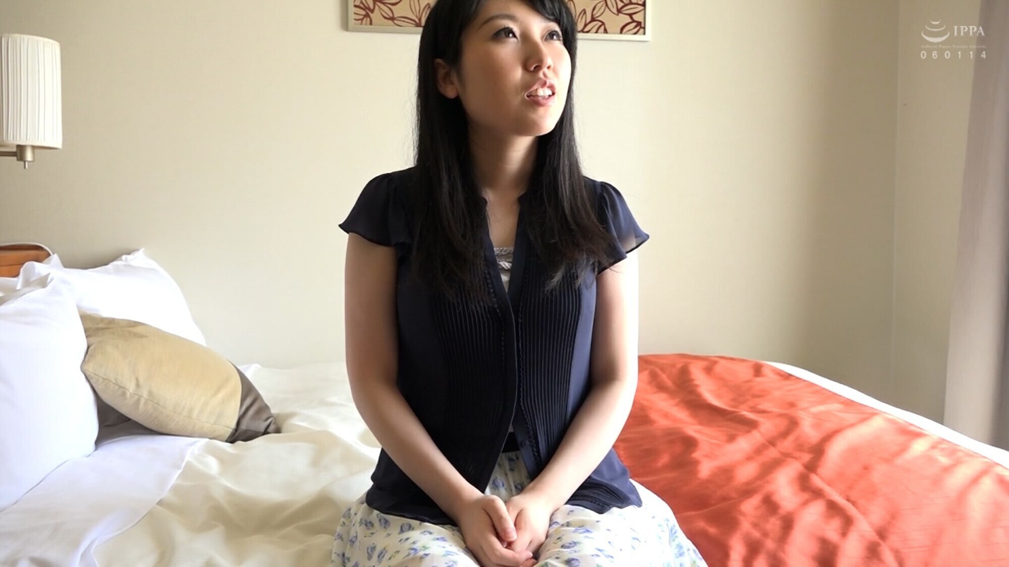 下着写真のモデルテイでホテルに連れ込まれたFカップ乳奥様!なし崩し的なチクビ責めに下着にシミを作り感じやすいです! 画像1