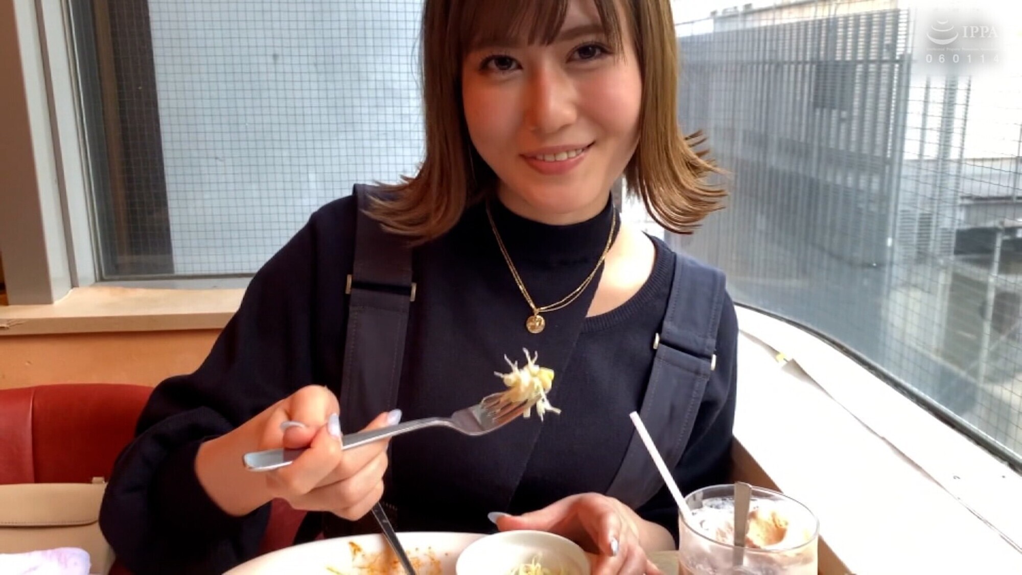 昔はちょっとデブだったのと喫茶店でパクパクパスタを食べる美少女と個撮テイでラブホでハメ撮りSEX