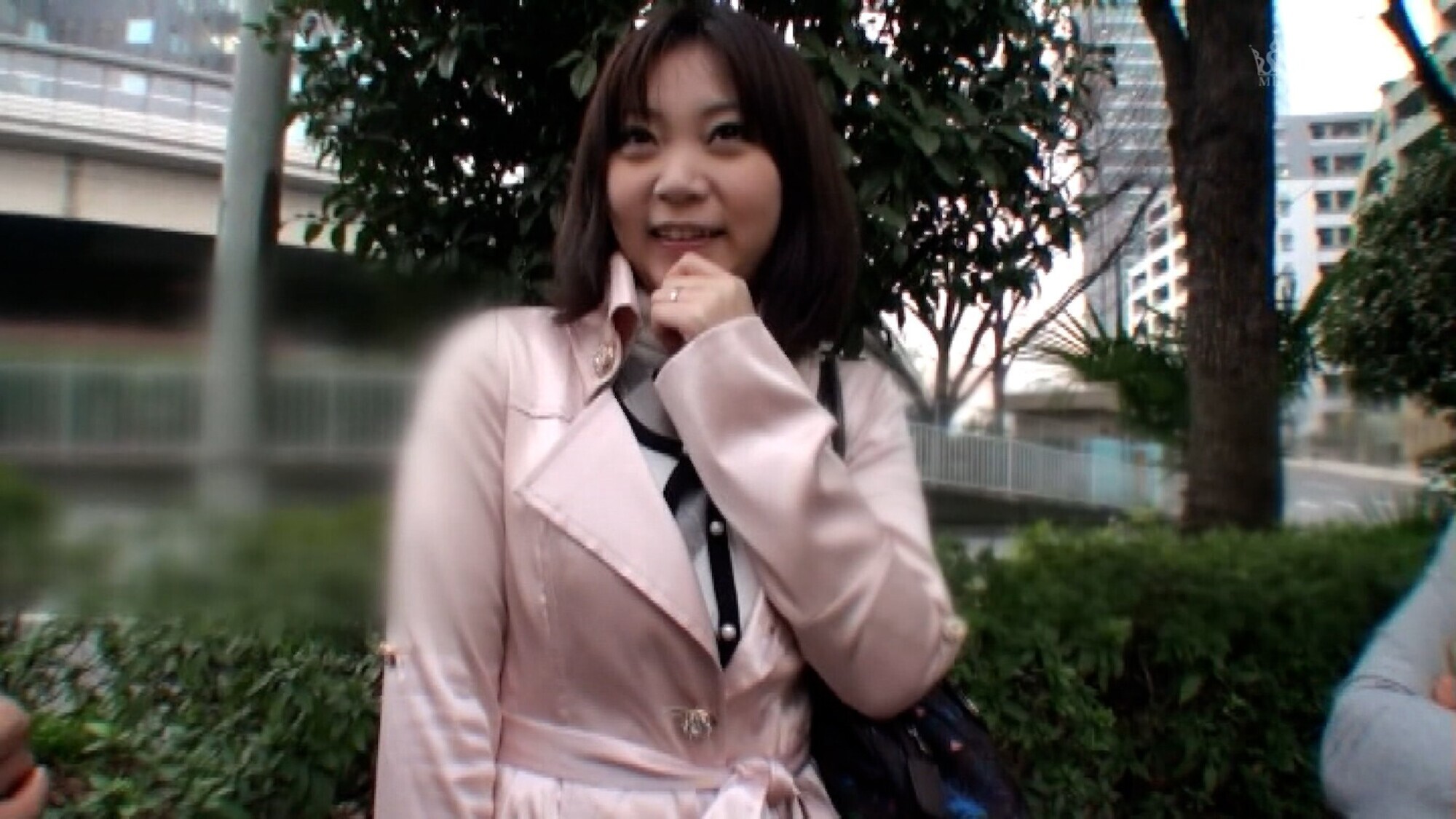 街行く人妻さんに声を掛け謝礼として好きな家電をプレゼントと騙して連れ込みエッチな悪戯でなし崩し的にハメ撮りSEX! 画像1