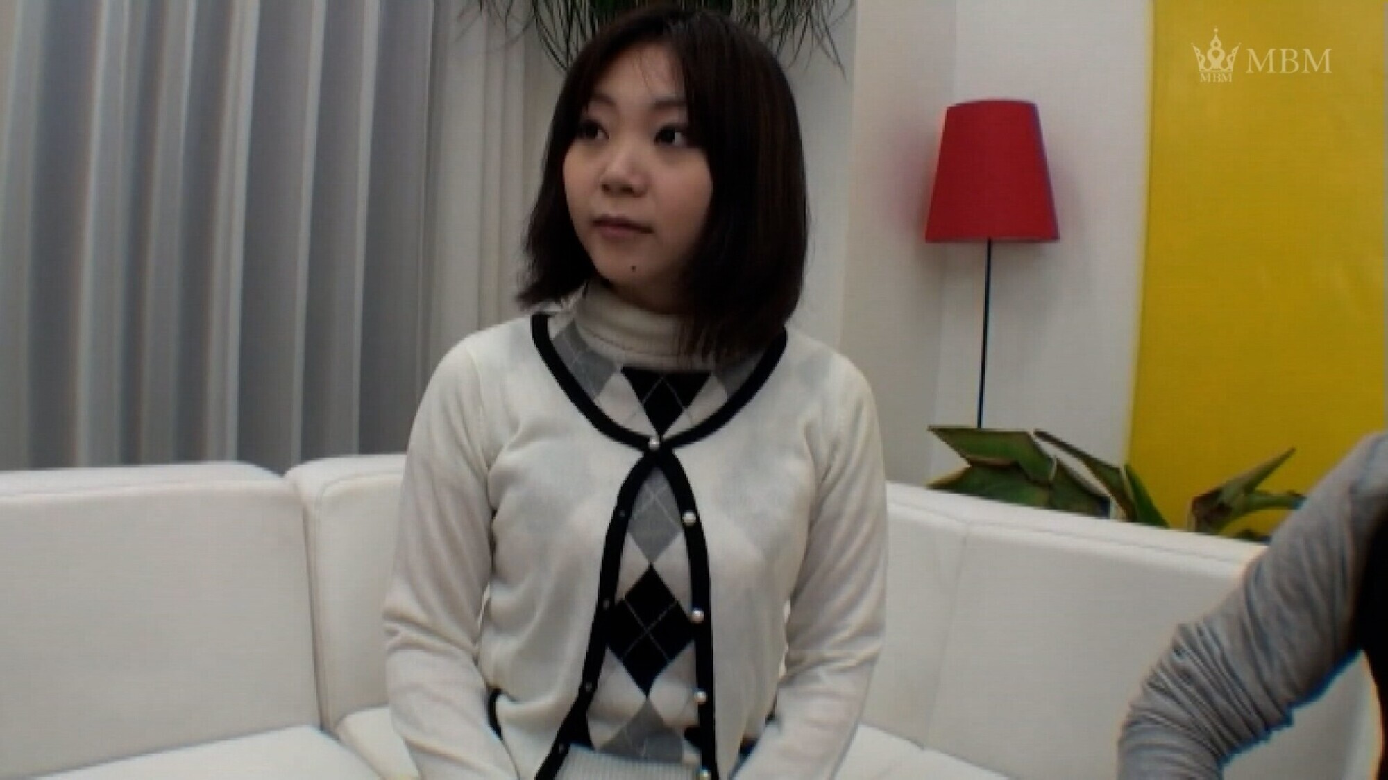街行く人妻さんに声を掛け謝礼として好きな家電をプレゼントと騙して連れ込みエッチな悪戯でなし崩し的にハメ撮りSEX! 画像2