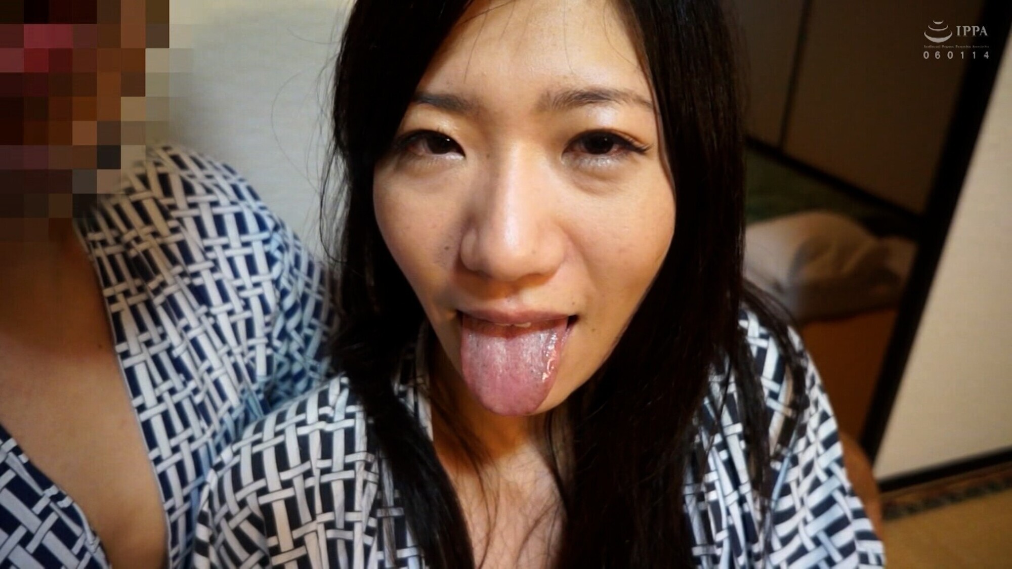 乳首を弄られ気持ちいいと感じる不貞妻!旅館の浴衣に包まれたカラダが快感に火照り淫靡な世界へ堕ち・・・ 画像3