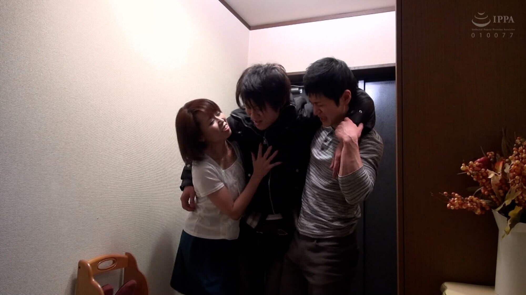 酔い潰れた友達を送って行くと・・・友達のお母さんに迫られて勢い余って中出しSEX! 画像1