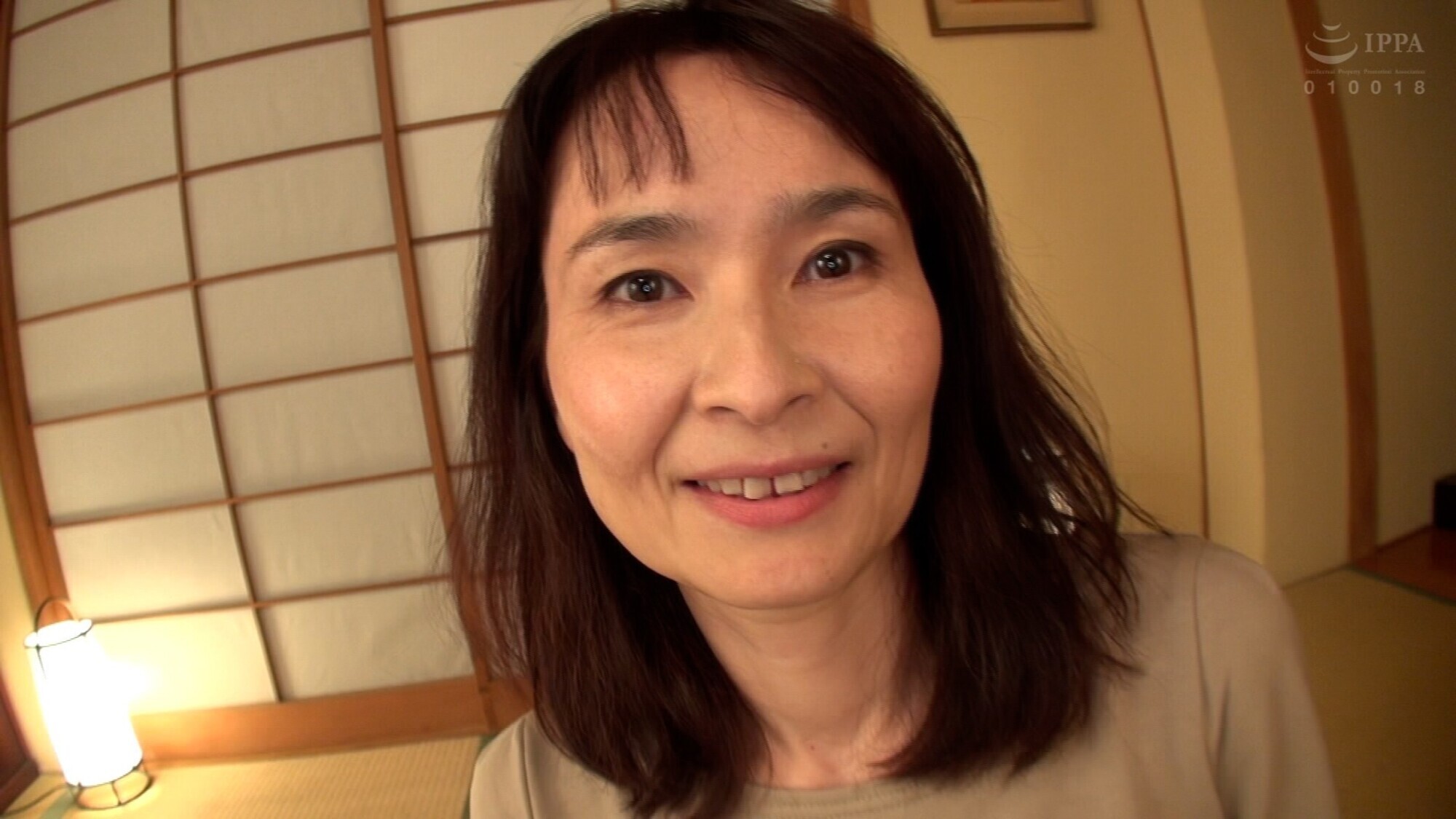 スレンダー熟女の緊張ドキドキ初AV出演!男優の激ピスに狂いイキ! 画像1