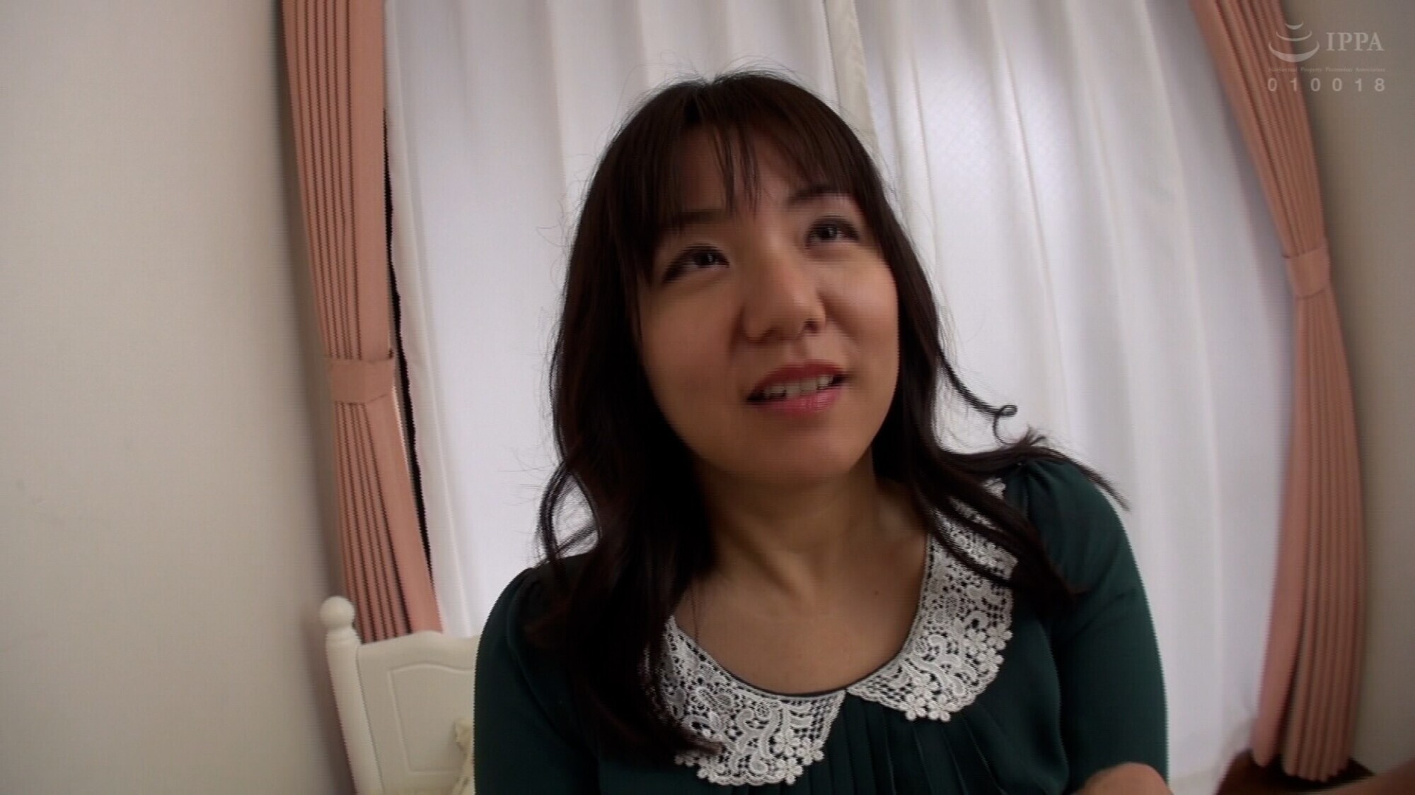 清楚系バツイチ巨乳熟女が照れながらもカメラの前で股間を濡らし・・・久しぶりのSEXにイキくるう! 画像1