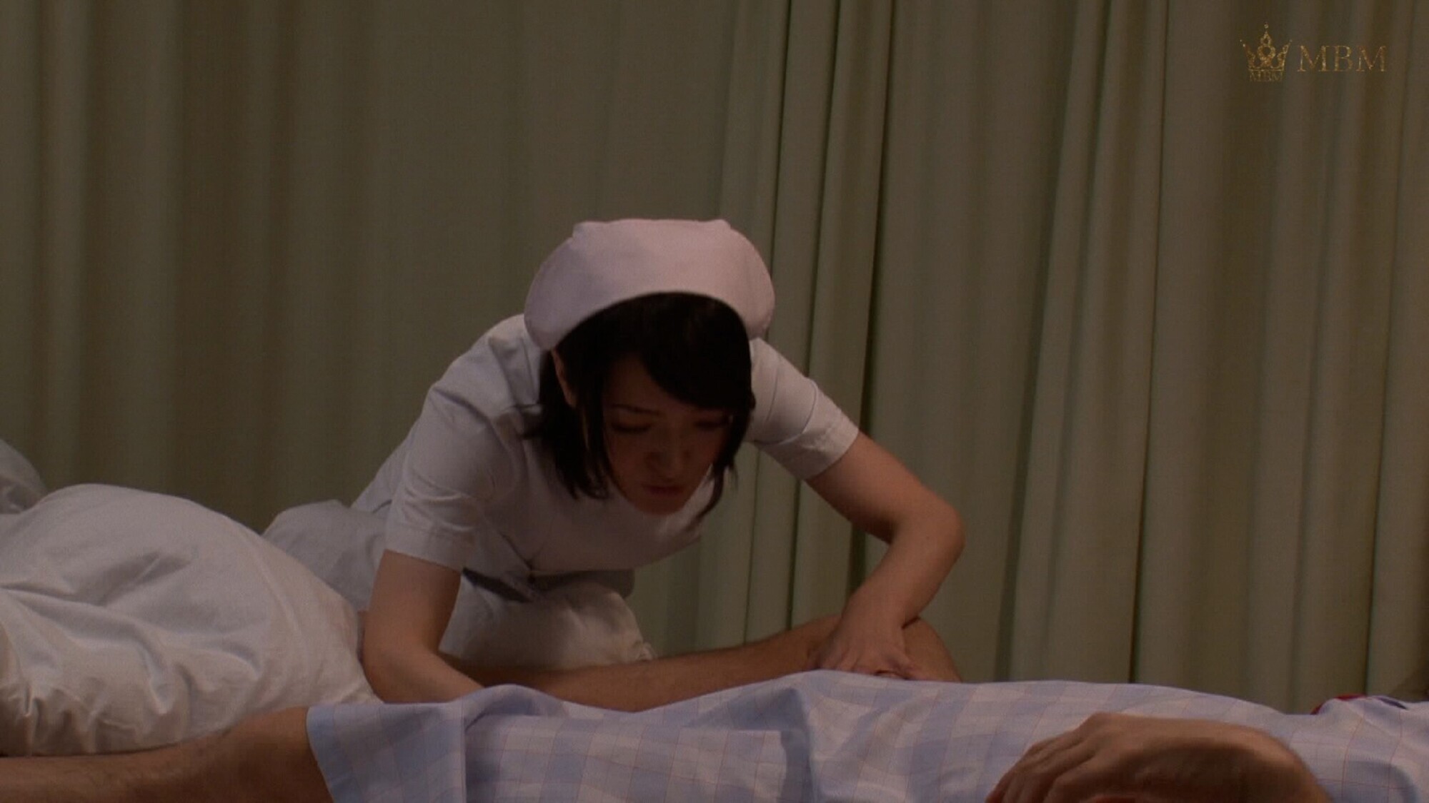 患者のチ〇ポをケアしながら、女盛りの肉体を持て余し我慢出来ない熟女看護師さんと内緒のSEX！
