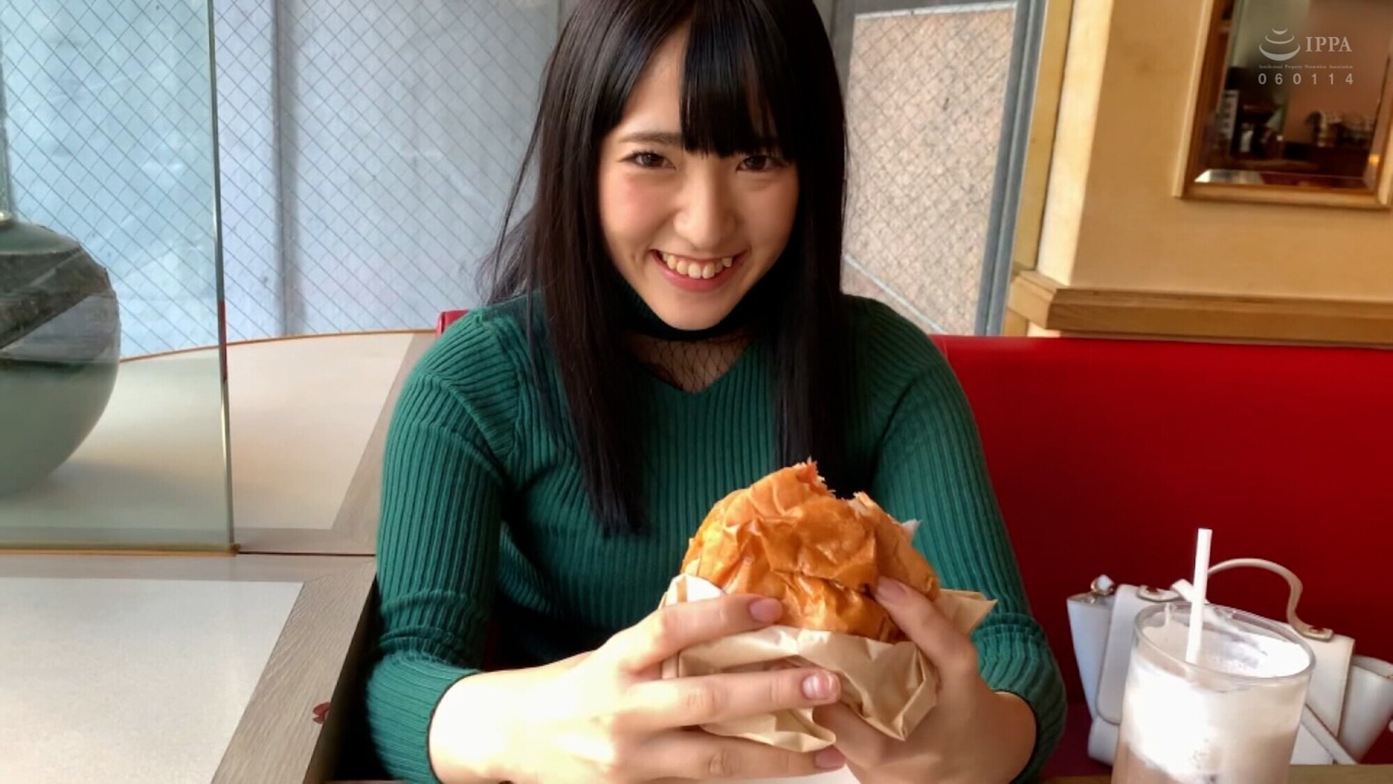 激辛ハンバーガーをパクつく透明感、屈託のない笑顔の美少女と個撮テイでラブホでイチャラブエッチ! 画像1