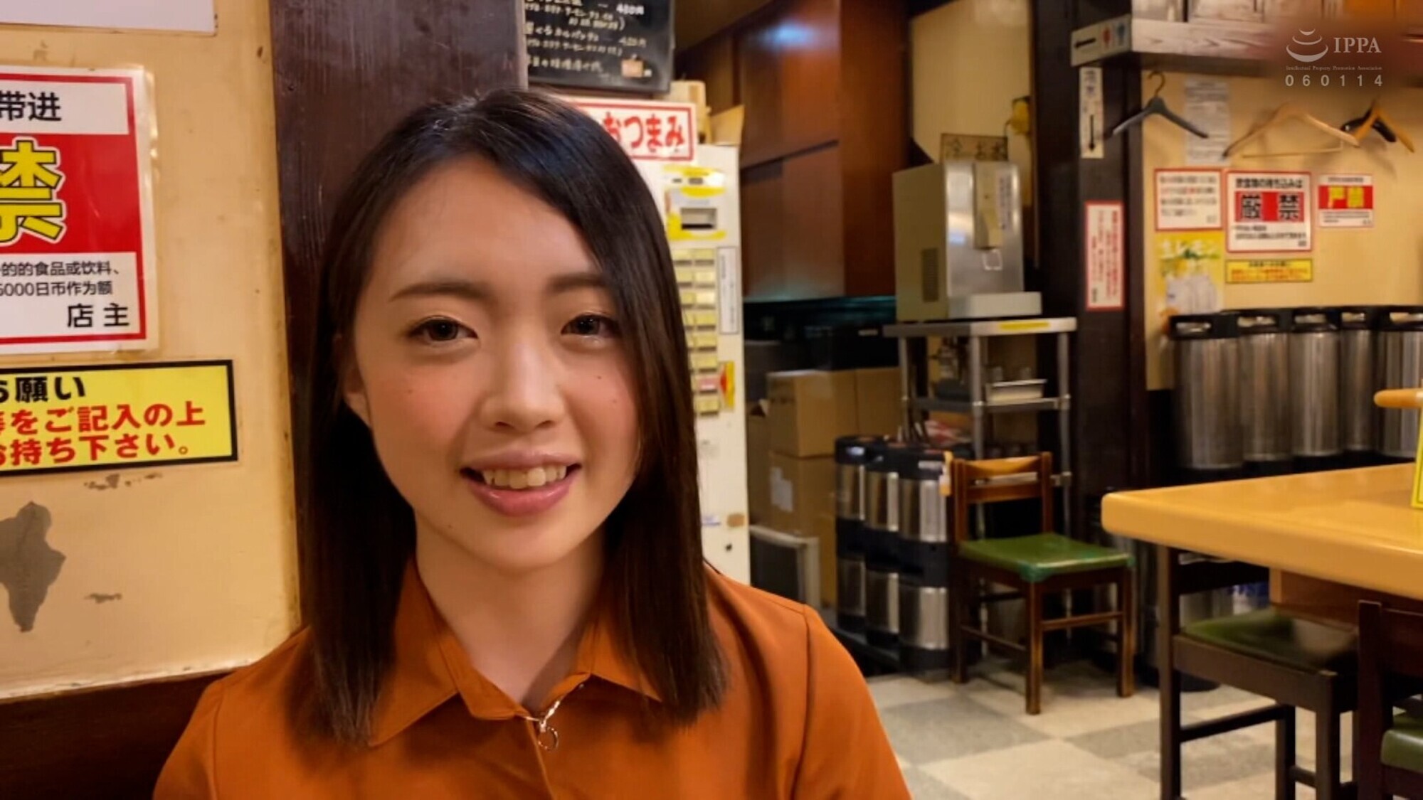 恥じらいながらも下着を脱ぐ真面目!?JD美少女と個撮テイでラブホで嵌め撮りSEX! 画像1