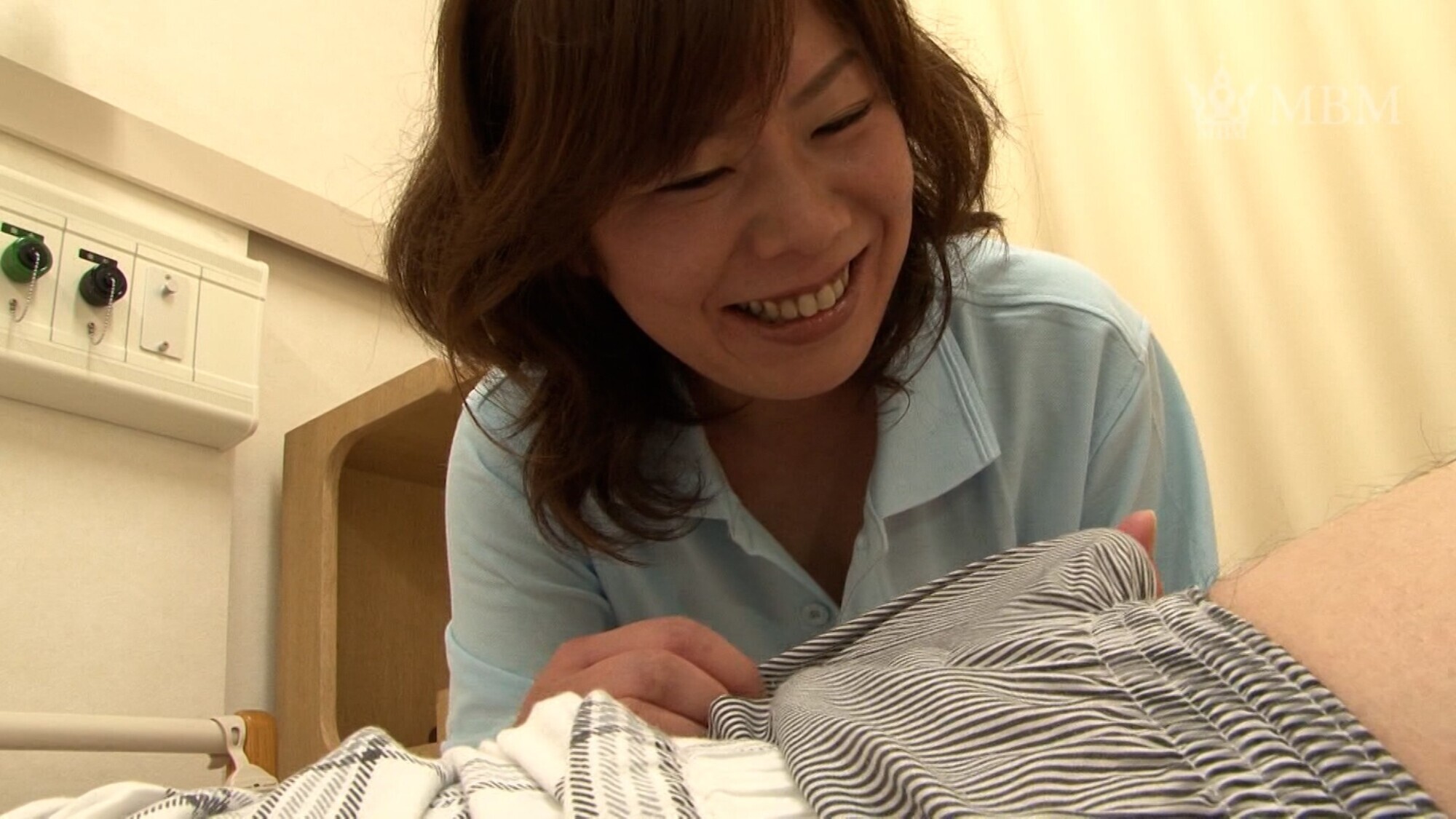 献身的な熟女介護ヘルパーさんは・・・老人の勃起チ〇ポに興味深々!ガチガチチ〇ポに淫乱発動! 画像1