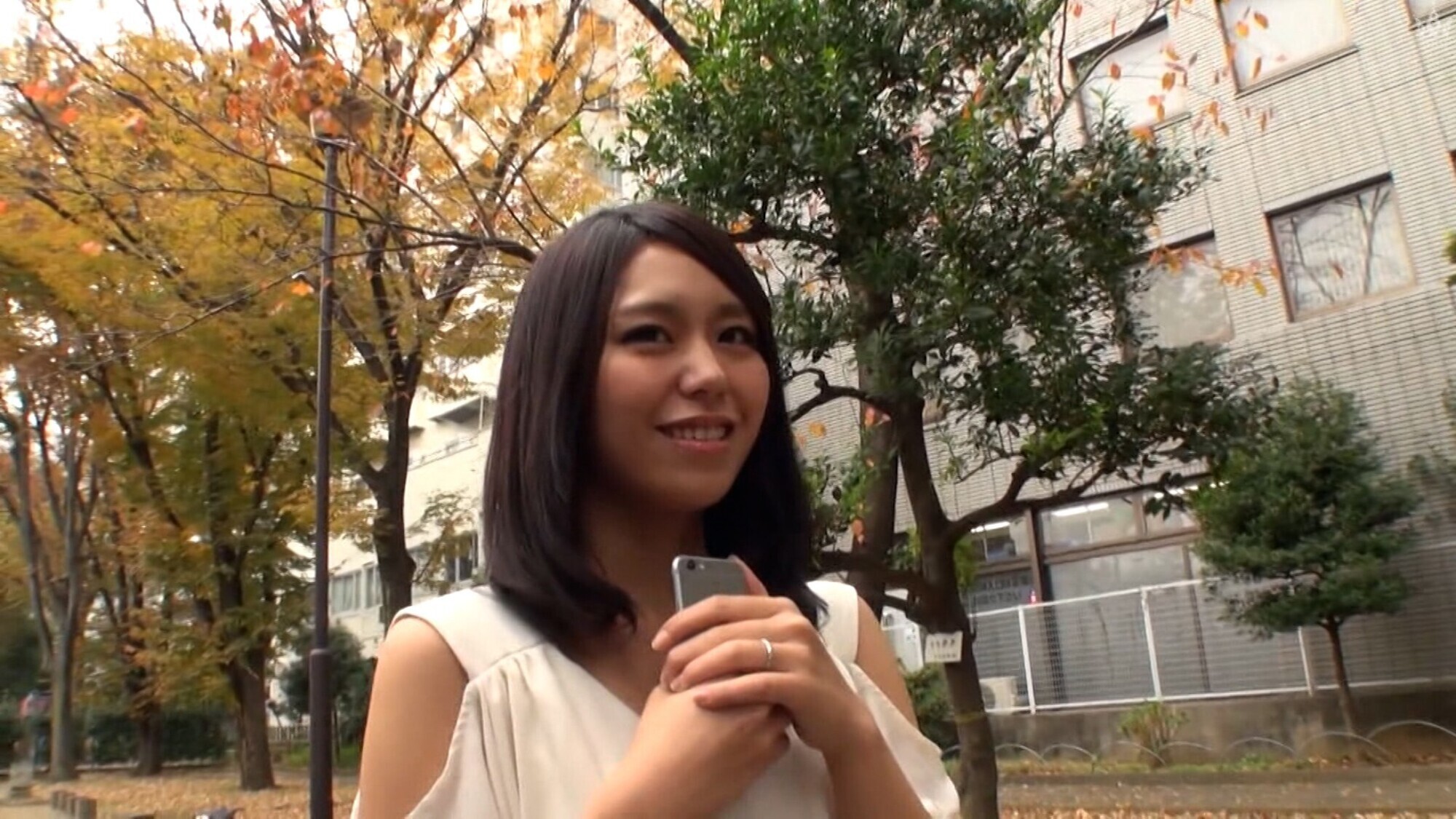 街行く綺麗な若妻さんに突撃インタビュー!欲求不満の若妻さんは撮影後の若いADの巨チンが気になり遂にパクリ!巨チンの激ピスに本能丸出しの絶頂SEX! 画像1