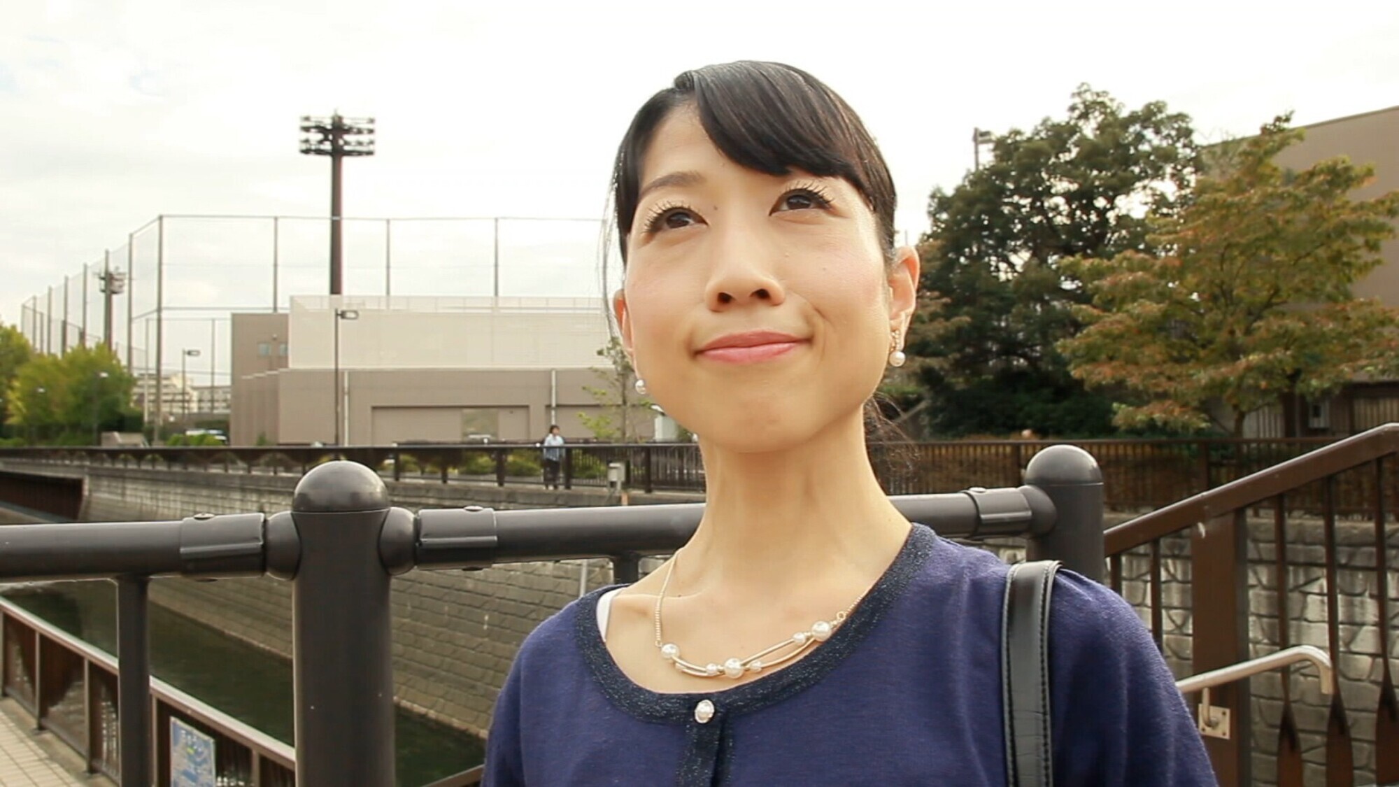 清楚な顔したむっつりヤリマン!?ベッドの上ではMです。と10年ぶりのSEXに期待を膨らませてAVに応募してきた隠れビッチ熟女に激突き中出しSEX! 画像1